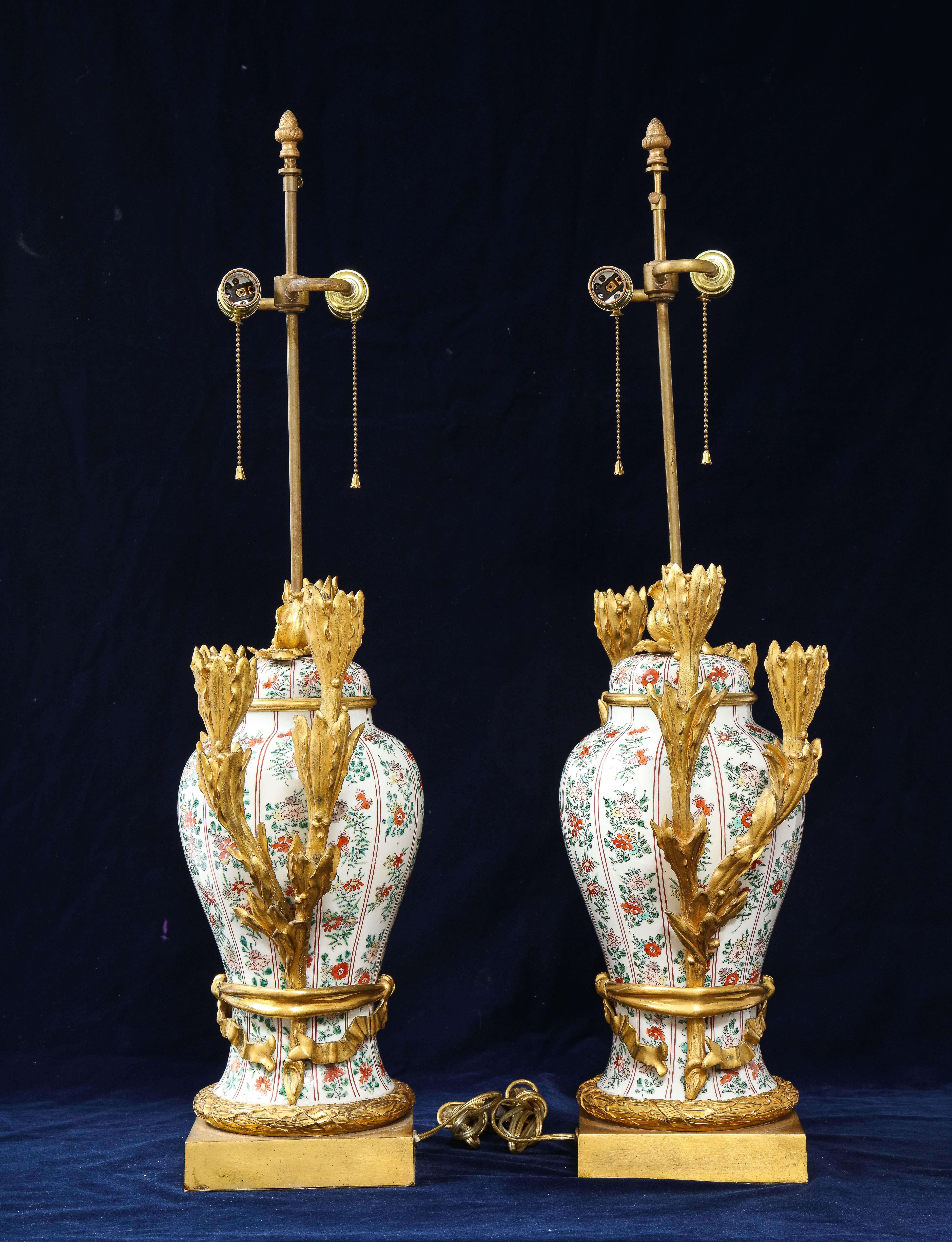 Coppia di lampade a candelabro cinesi in porcellana Famille Vert e francesi con montatura in ormolu In condizioni buone in vendita a New York, NY
