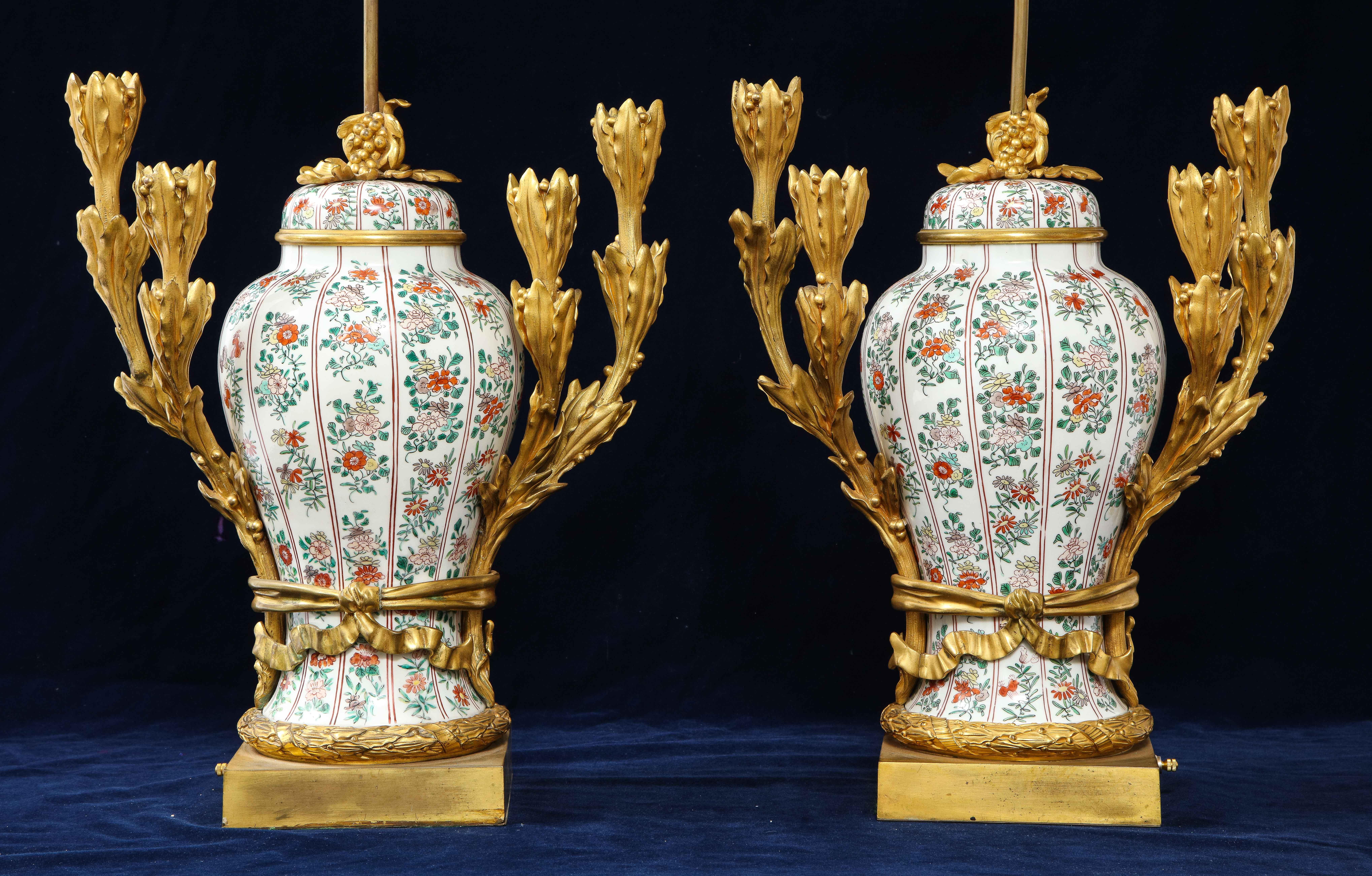 Fine XIX secolo Coppia di lampade a candelabro cinesi in porcellana Famille Vert e francesi con montatura in ormolu in vendita