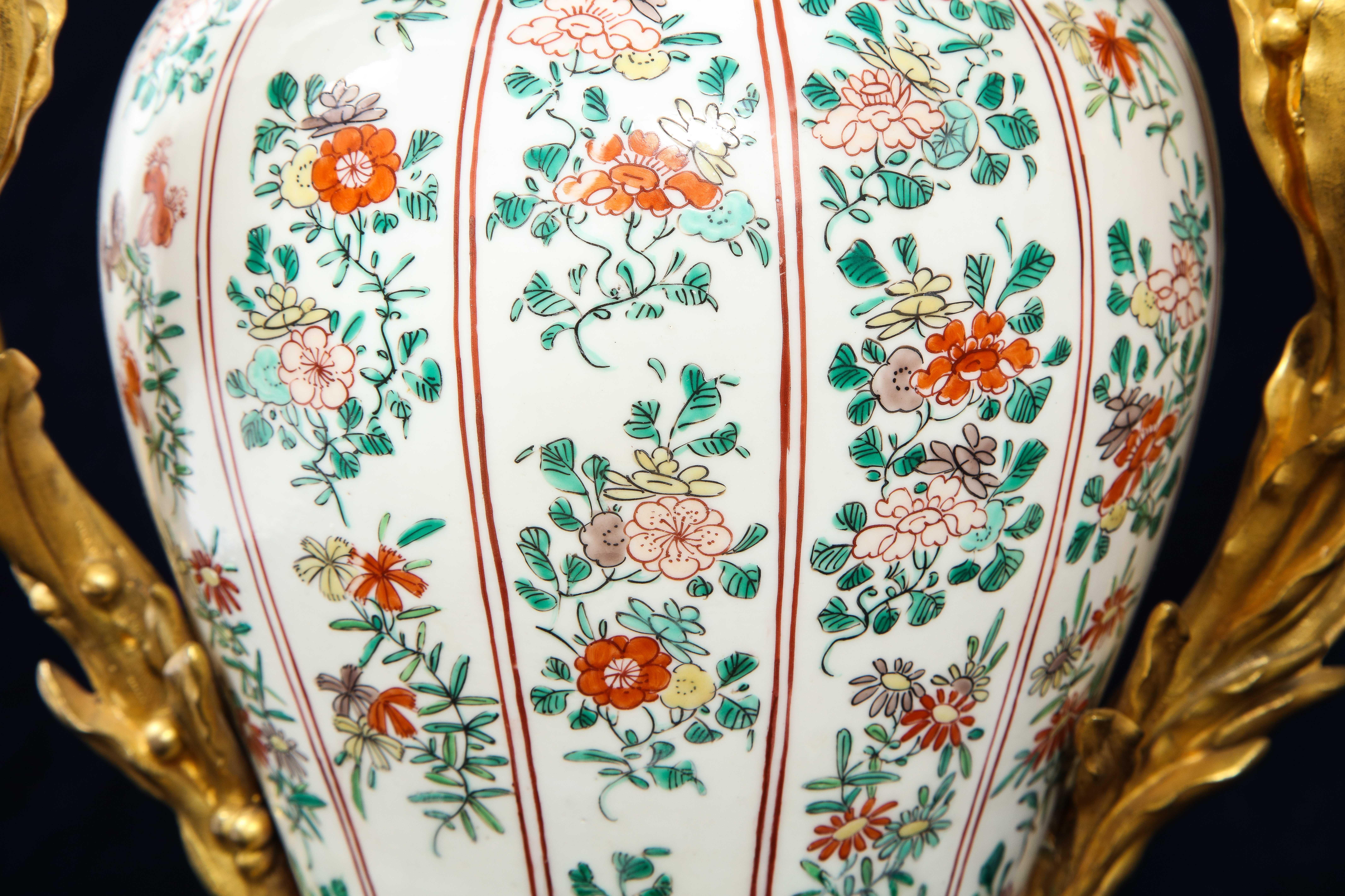 Porcellana Coppia di lampade a candelabro cinesi in porcellana Famille Vert e francesi con montatura in ormolu in vendita