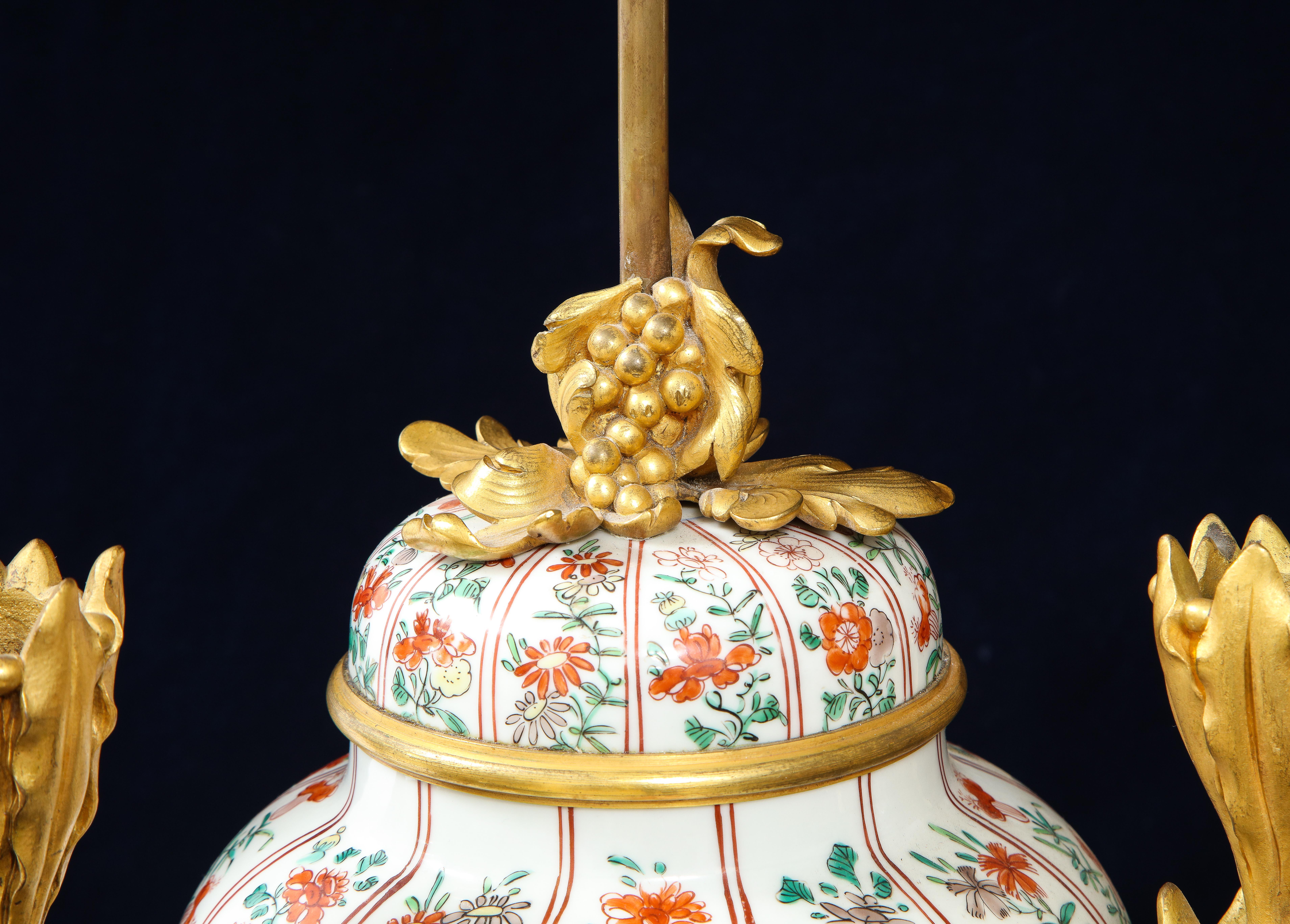 Coppia di lampade a candelabro cinesi in porcellana Famille Vert e francesi con montatura in ormolu in vendita 1