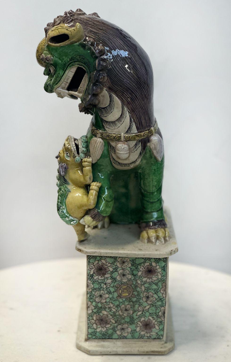 Pair of Chinese Famille Verte Buddhist Lions from the Kangxi Period For Sale 1