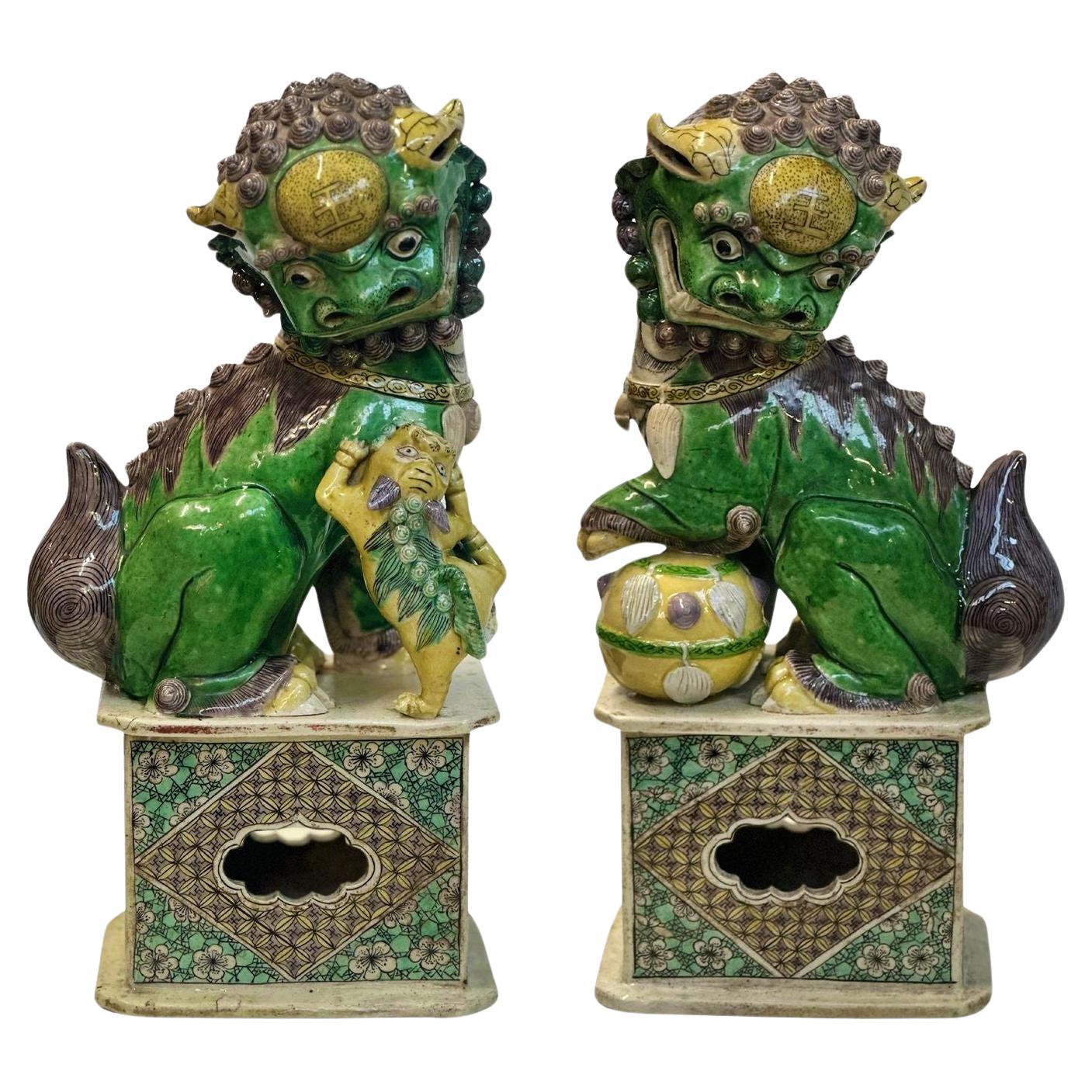Paar chinesische buddhistische Famille Verte-Löwen aus der Kangxi-Periode