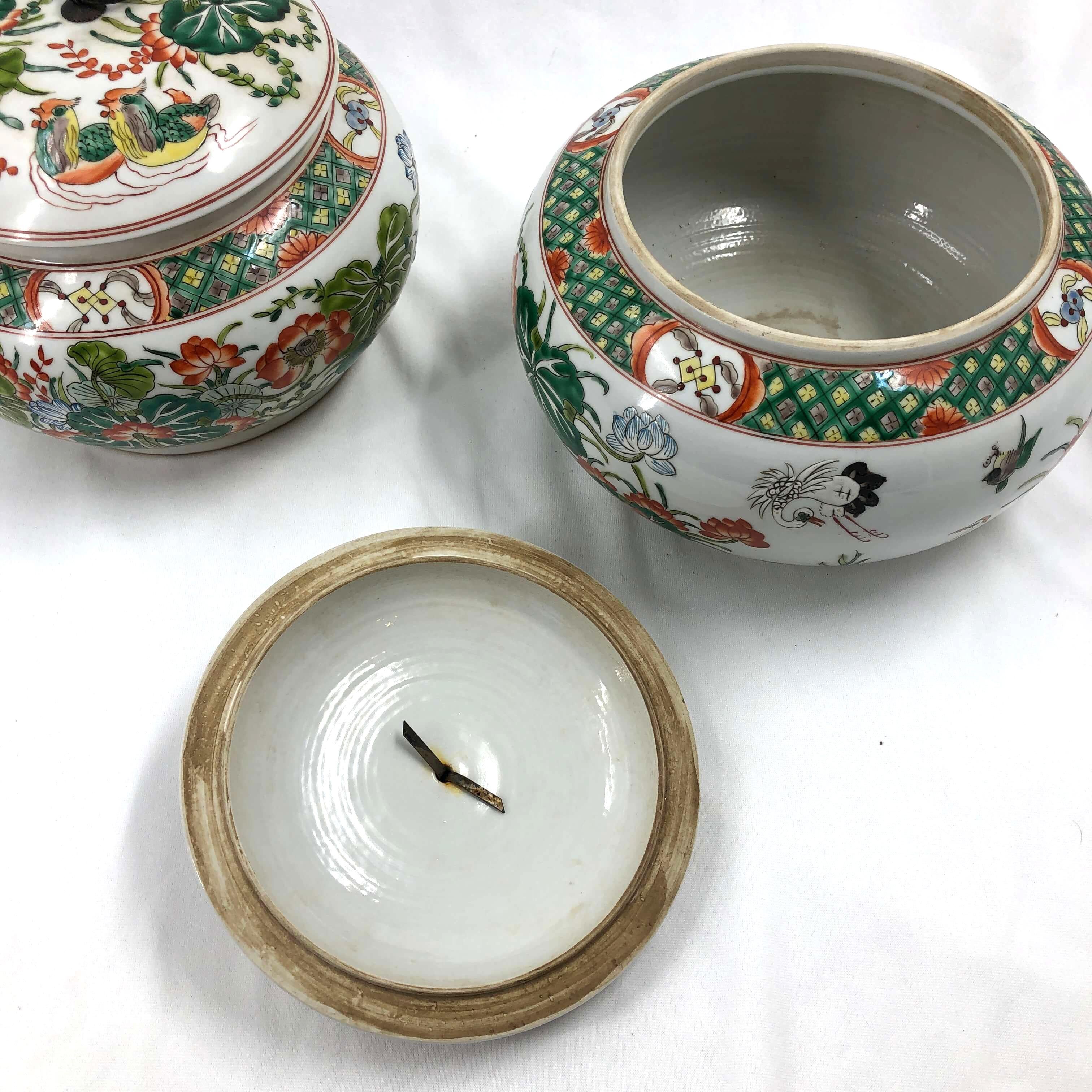 Porcelain Pair of Chinese Famille Verte Lidded Jars For Sale