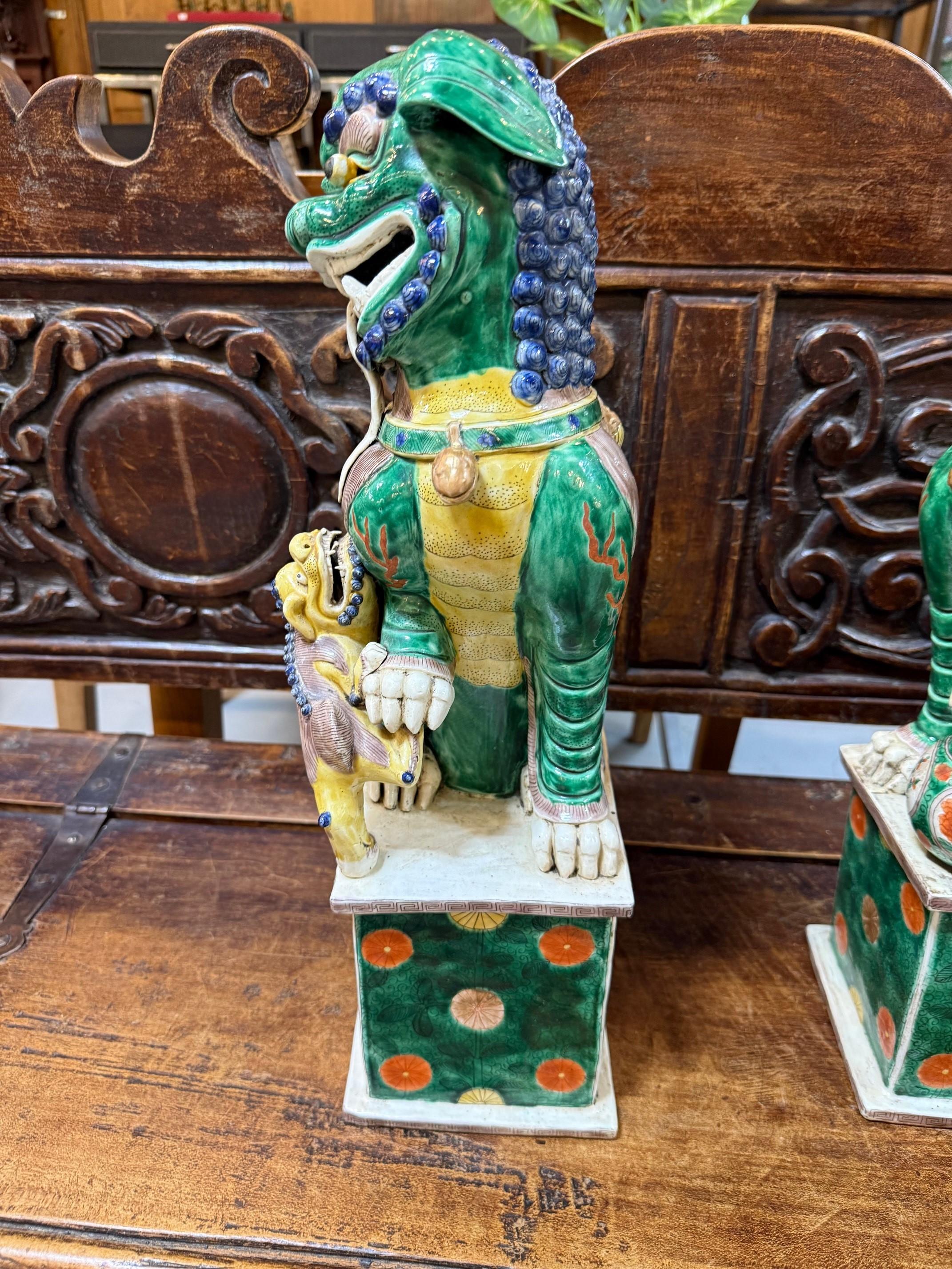 Paire de lions bouddhistes chinois Famille Verte masculins et féminins en vente 4