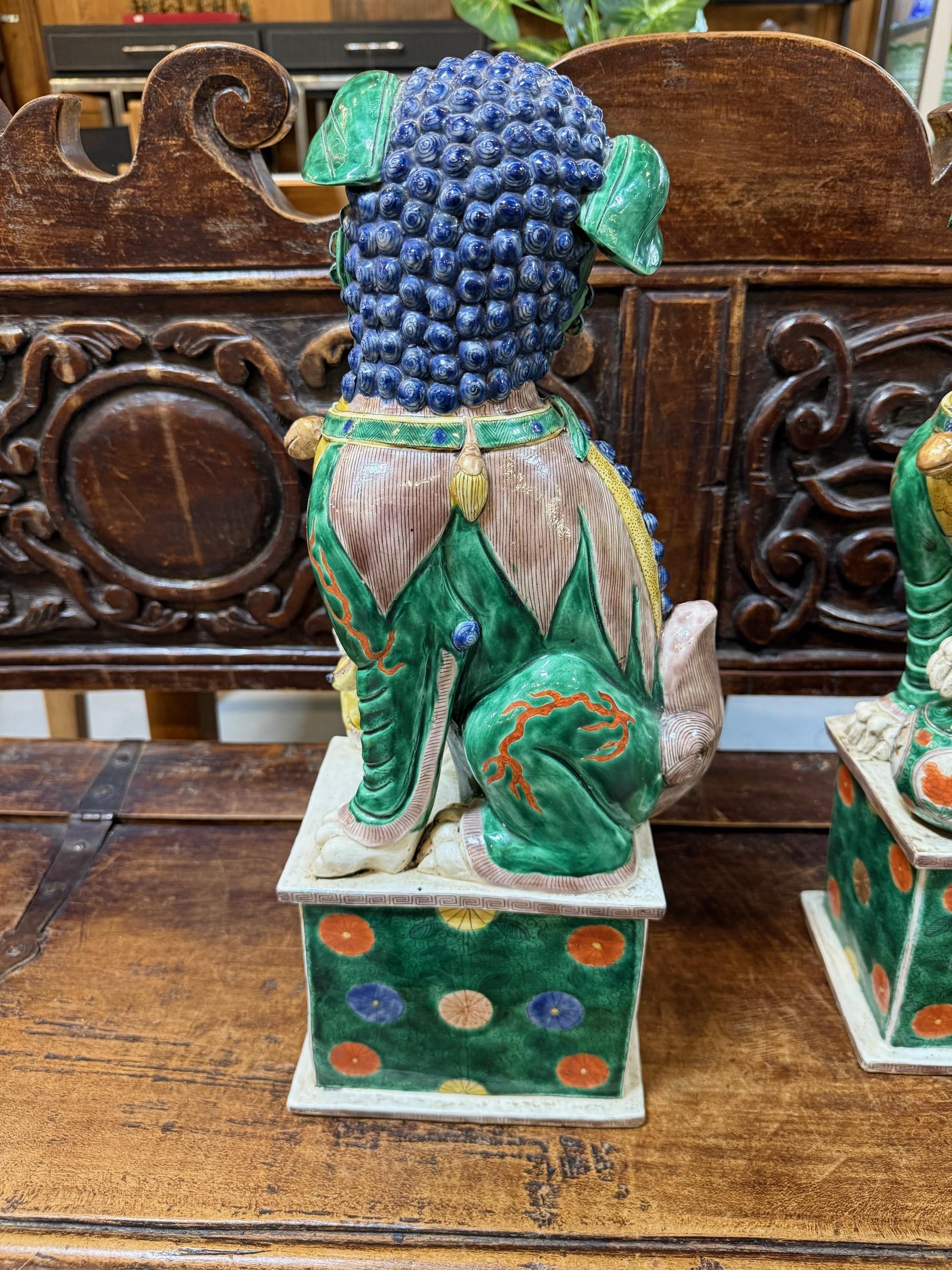 Paire de lions bouddhistes chinois Famille Verte masculins et féminins en vente 5