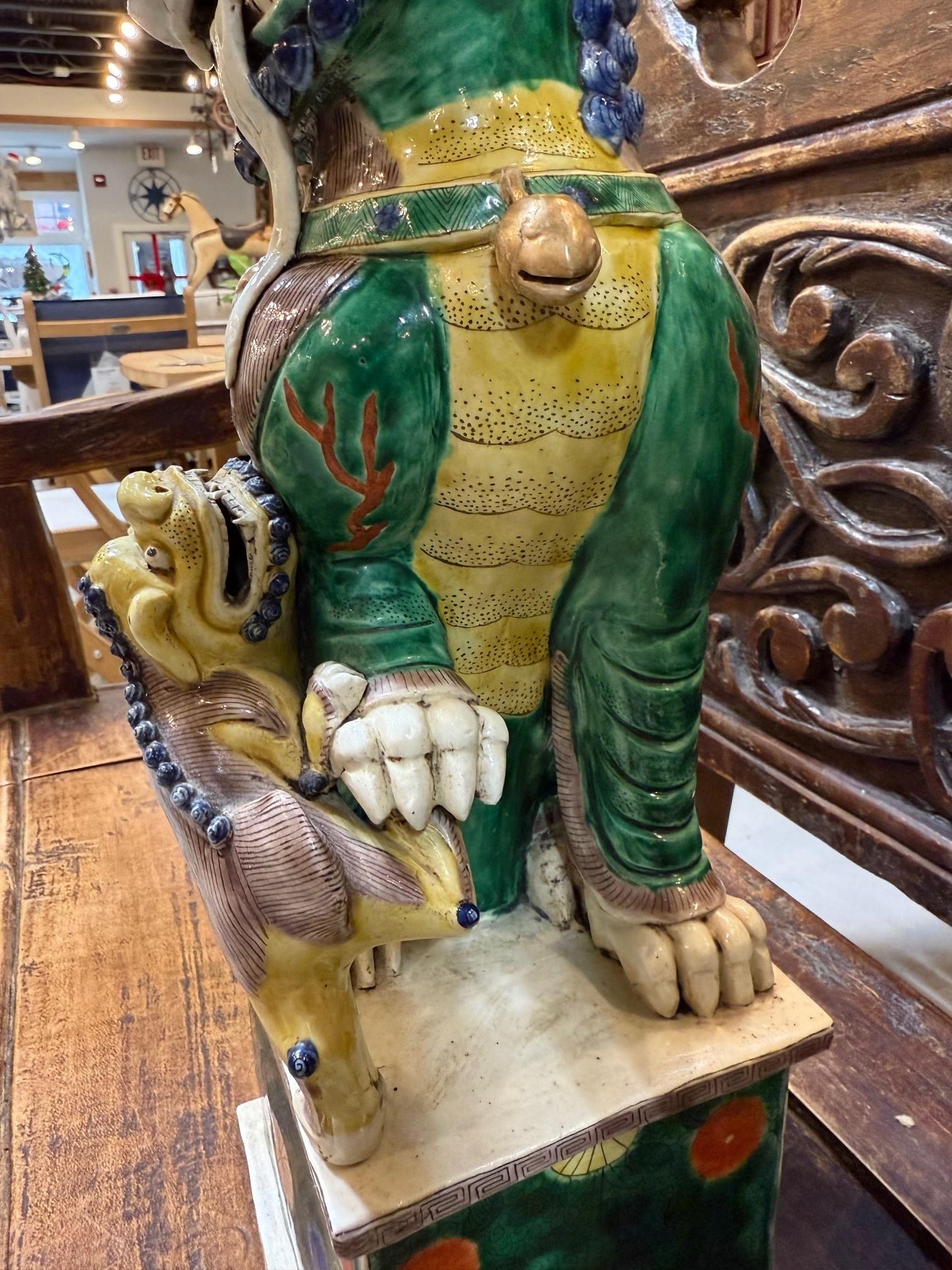 Paire de lions bouddhistes chinois Famille Verte masculins et féminins en vente 7