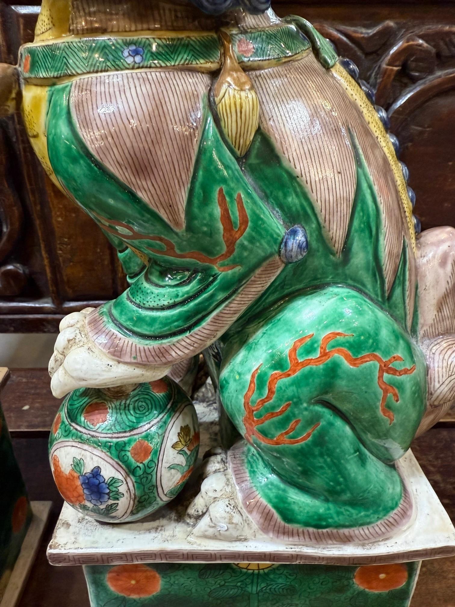 Paire de lions bouddhistes chinois Famille Verte masculins et féminins en vente 8