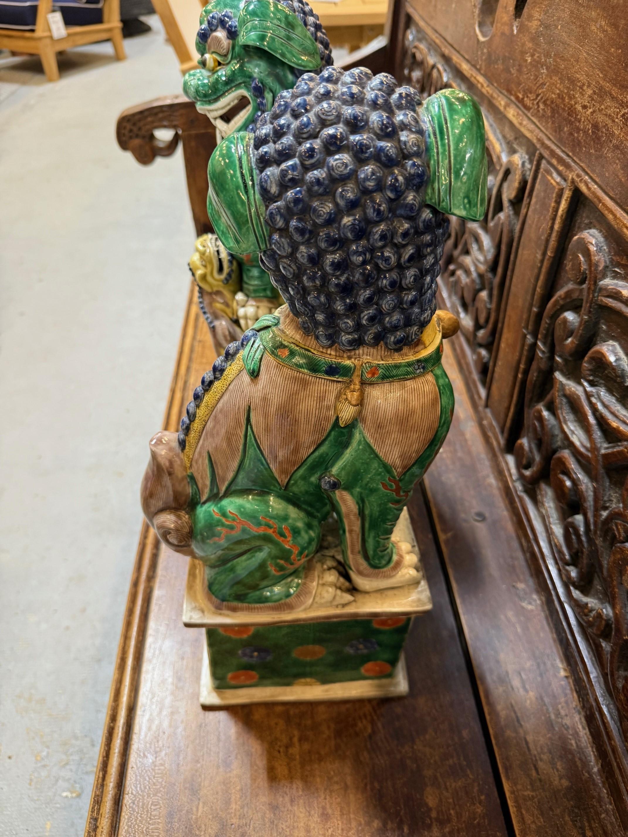 Paire de lions bouddhistes chinois Famille Verte masculins et féminins en vente 10