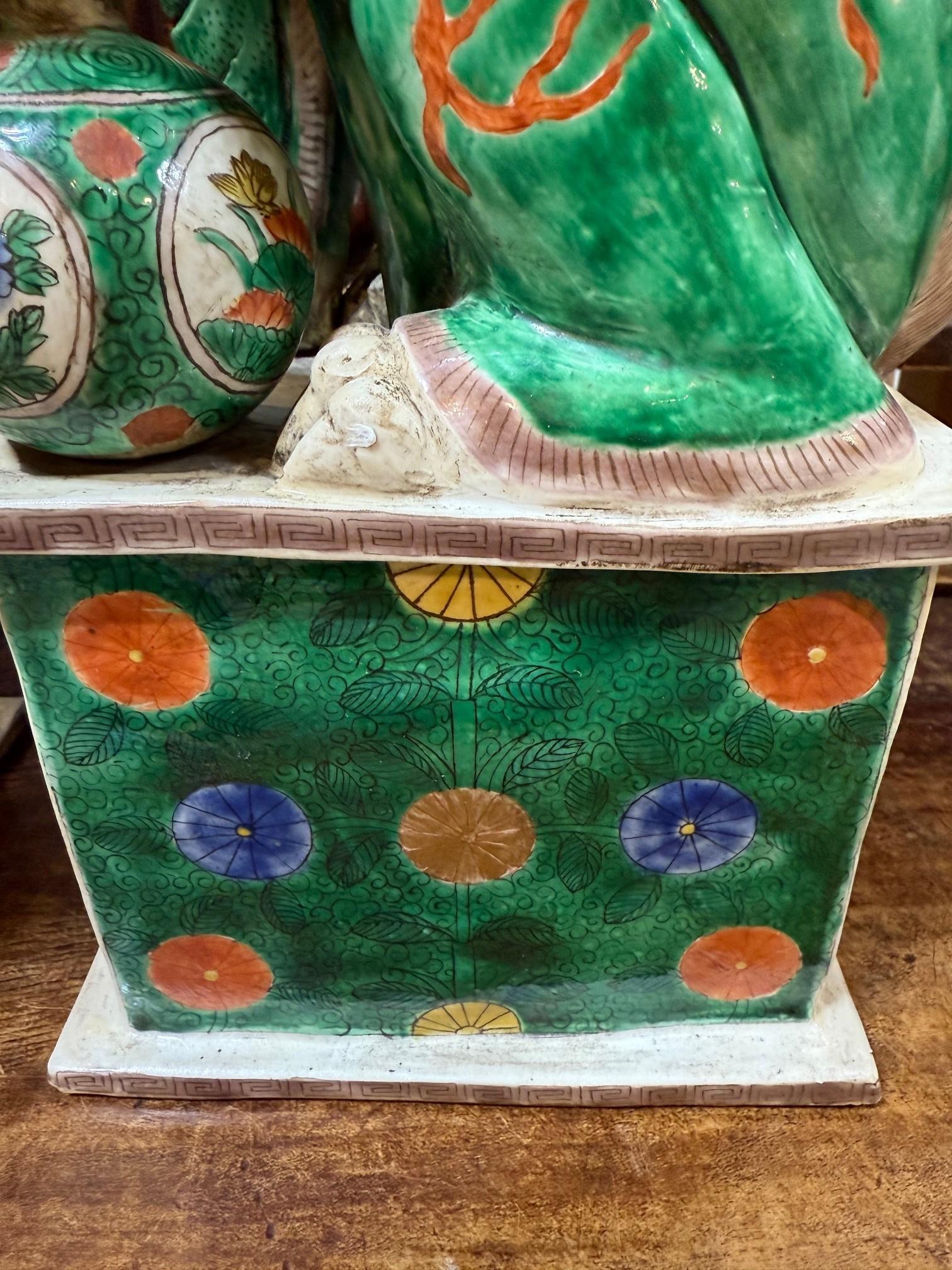 Paire de lions bouddhistes chinois Famille Verte masculins et féminins en vente 11