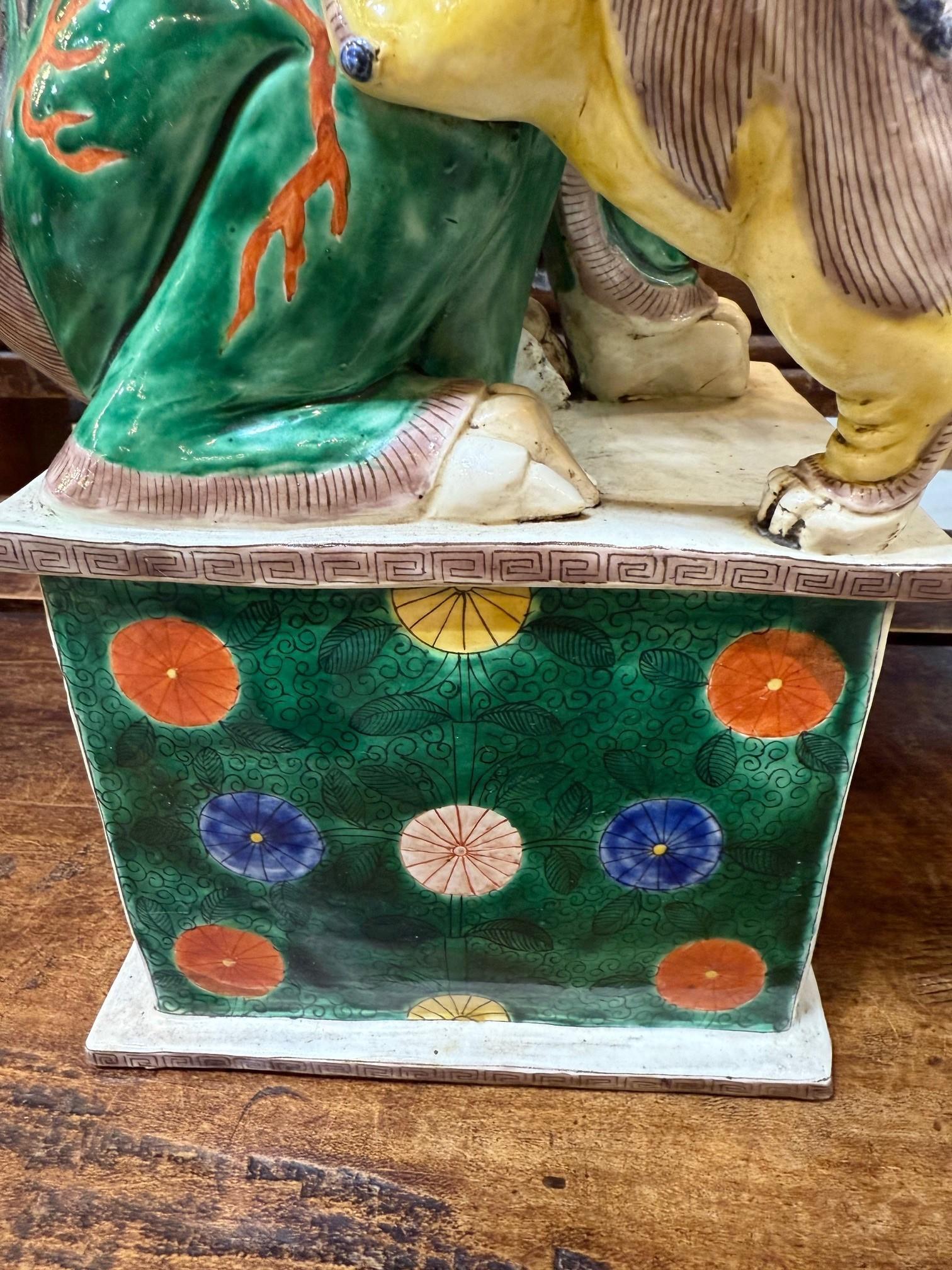 Paire de lions bouddhistes chinois Famille Verte masculins et féminins en vente 12