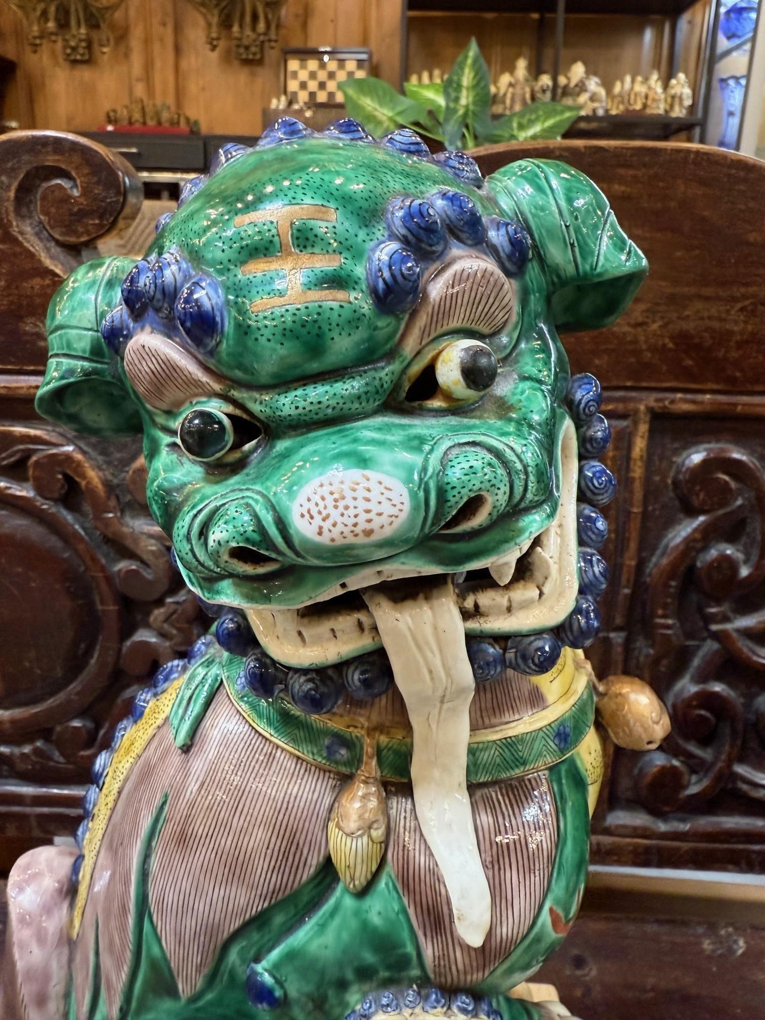 Paire de lions bouddhistes chinois Famille Verte masculins et féminins Bon état - En vente à Stamford, CT