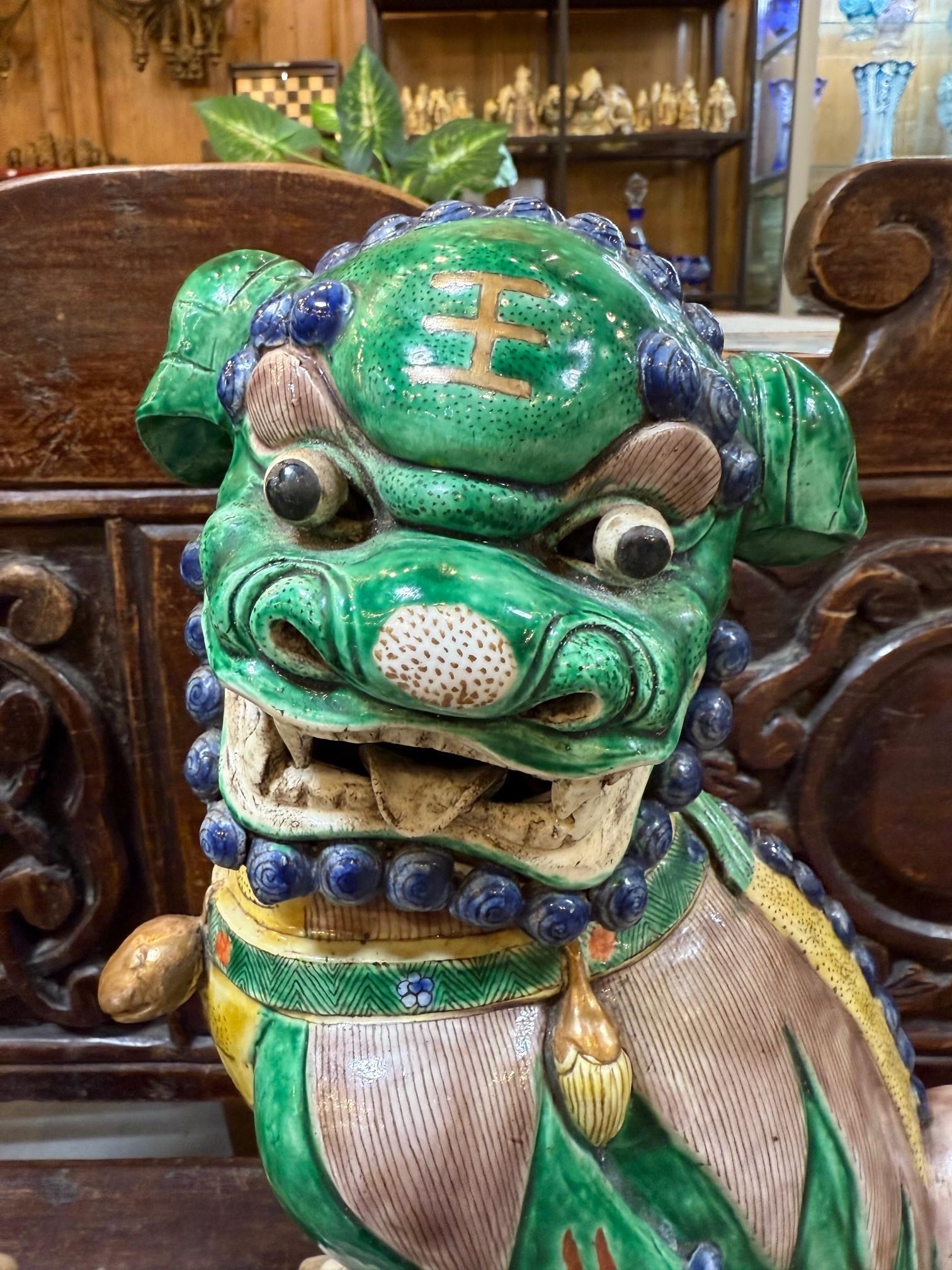 20ième siècle Paire de lions bouddhistes chinois Famille Verte masculins et féminins en vente