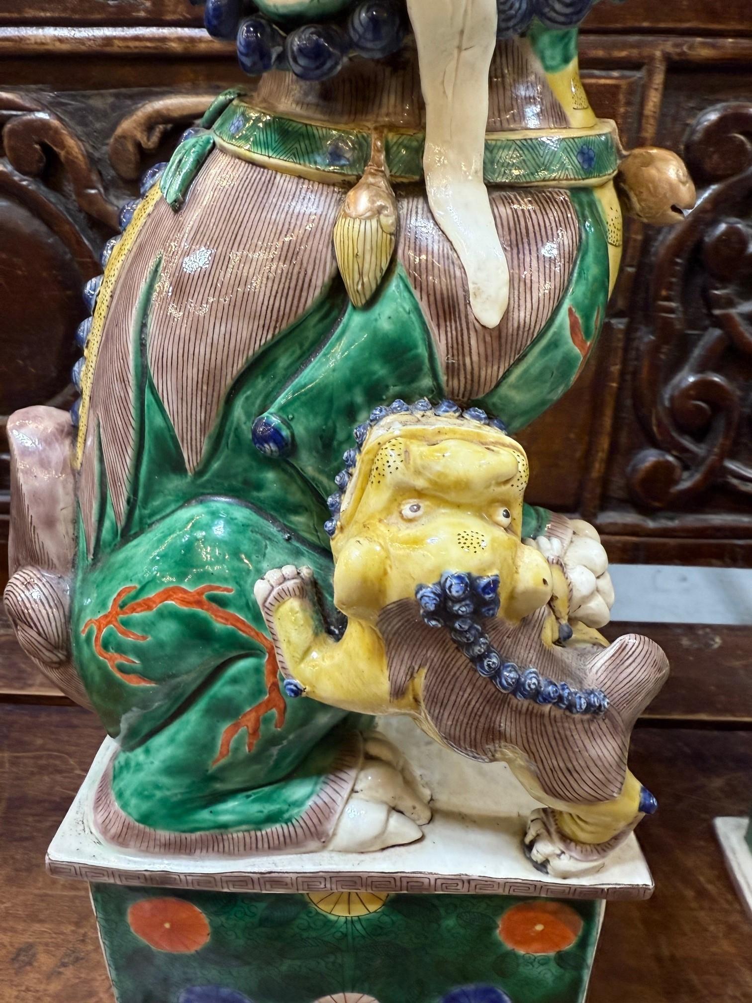 Céramique Paire de lions bouddhistes chinois Famille Verte masculins et féminins en vente