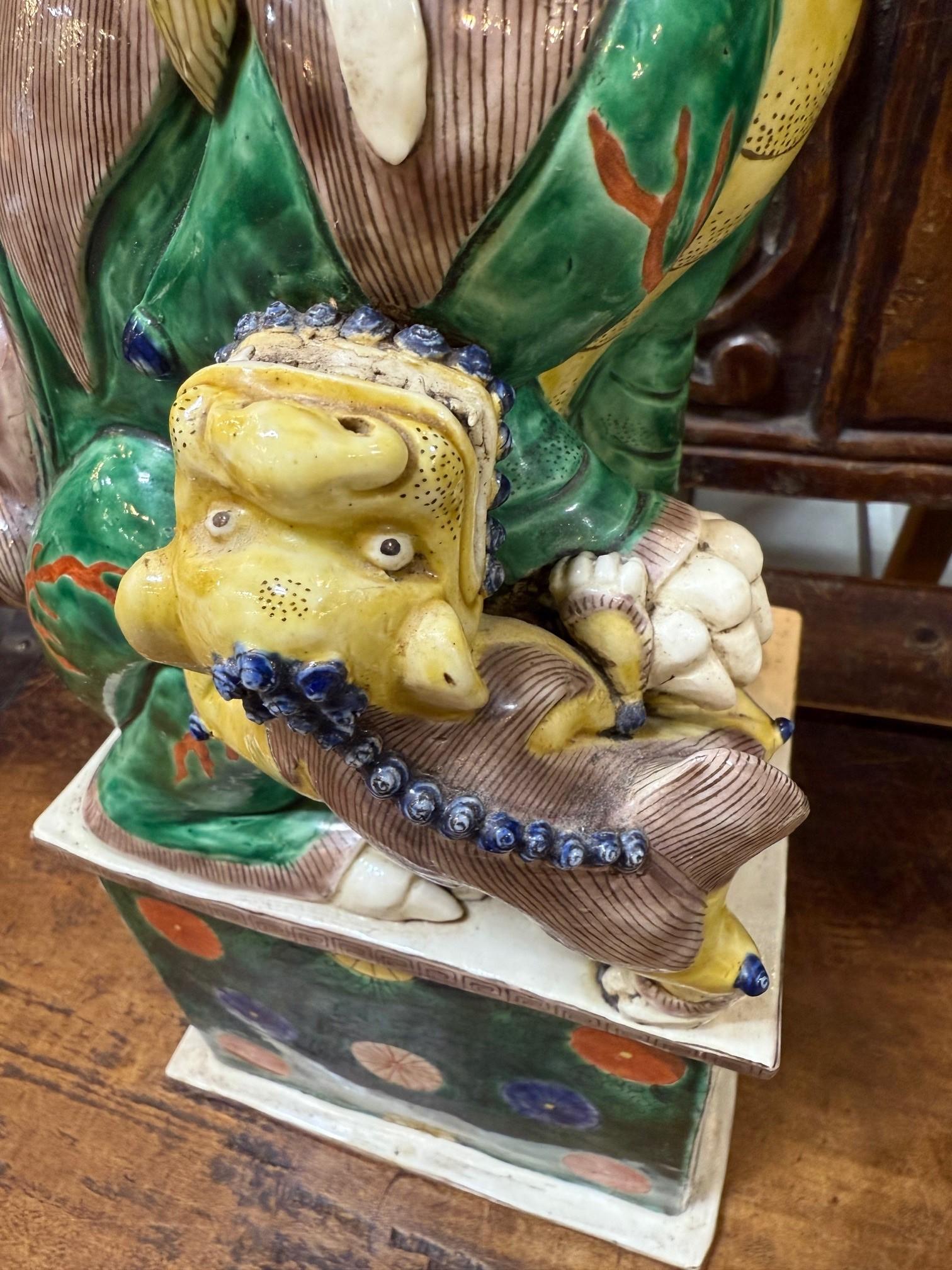 Paire de lions bouddhistes chinois Famille Verte masculins et féminins en vente 1