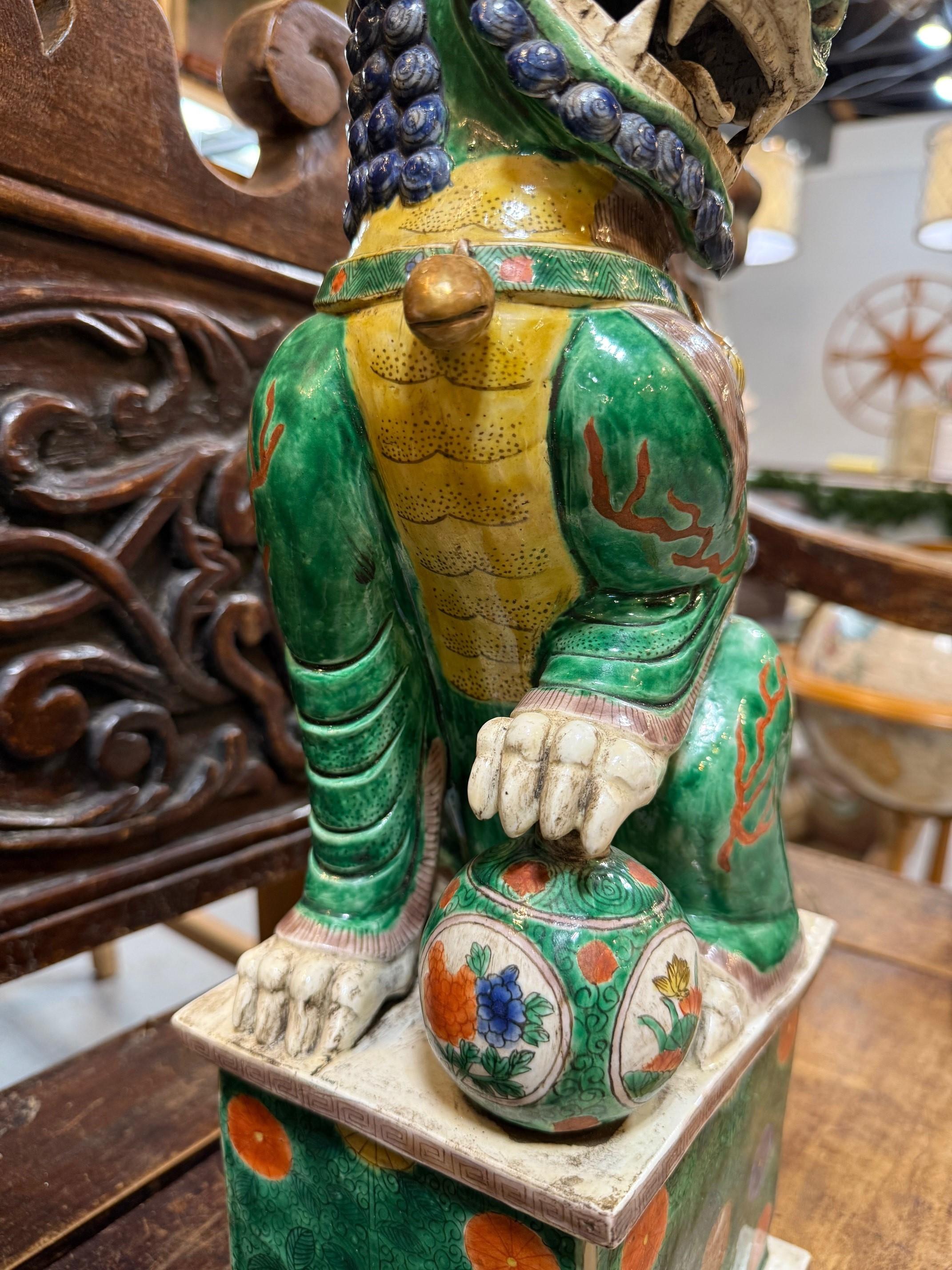 Paire de lions bouddhistes chinois Famille Verte masculins et féminins en vente 2