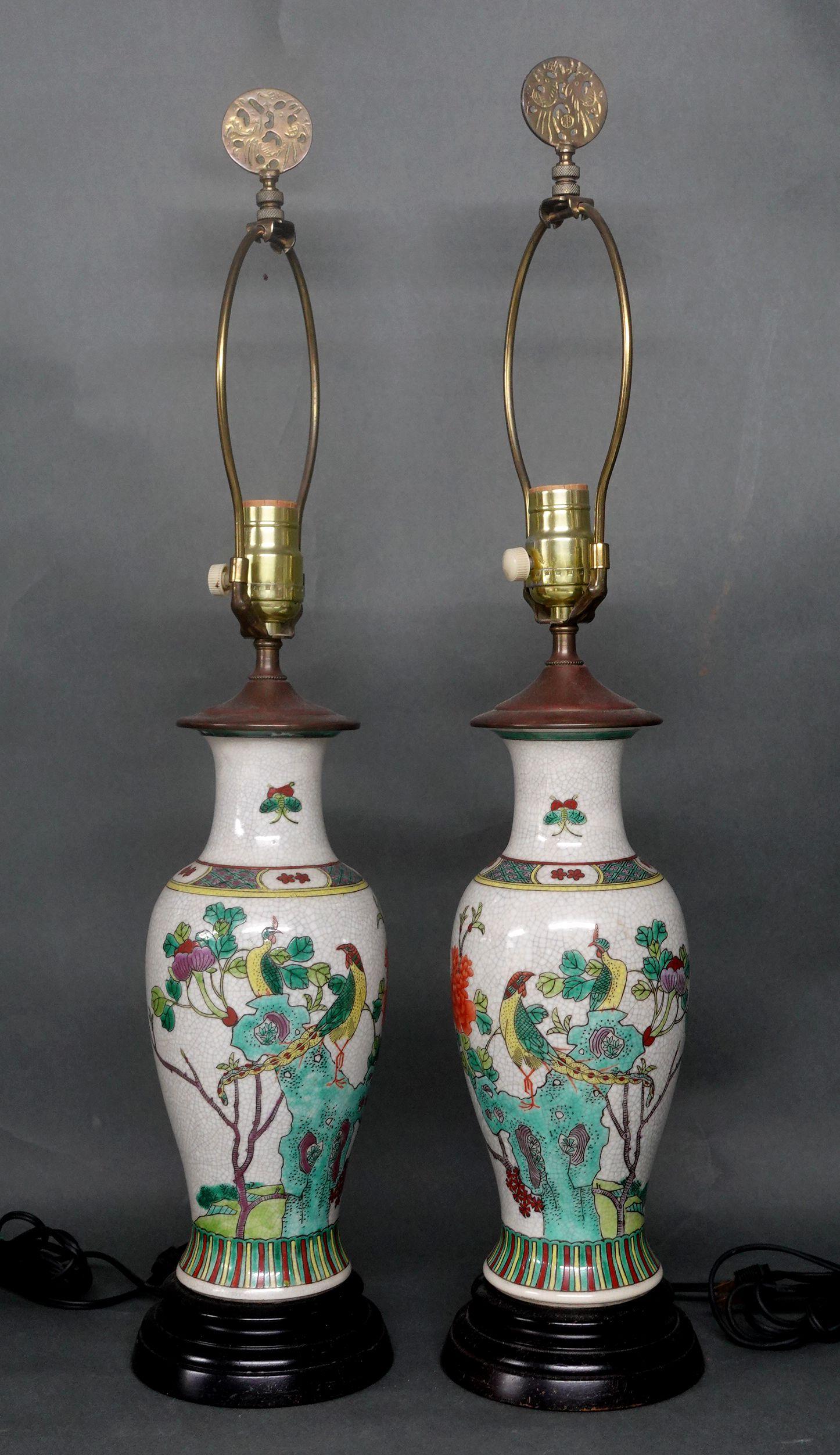 Paar als Lampen montierte Famille-Verte-Vasen
China, frühes 20. Jh., mit Vogel- und Blumendekor auf Craquelé-Grund, mit Stange mit einem Sockel, auf Holzständer montiert, mit Schirmen, Ht. 27 insgesamt, Vase ht. 11 5/8 in.


 