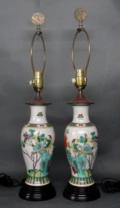 Pareja de jarrones chinos de Famille Verte montados como lámparas