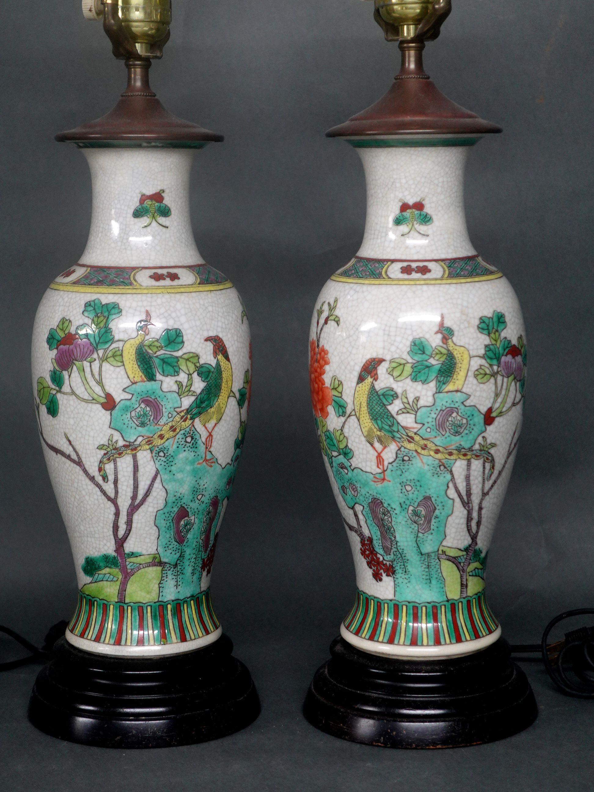 Paar chinesische Famille-Verte-Vasen als Lampen montiert (Japanisch) im Angebot