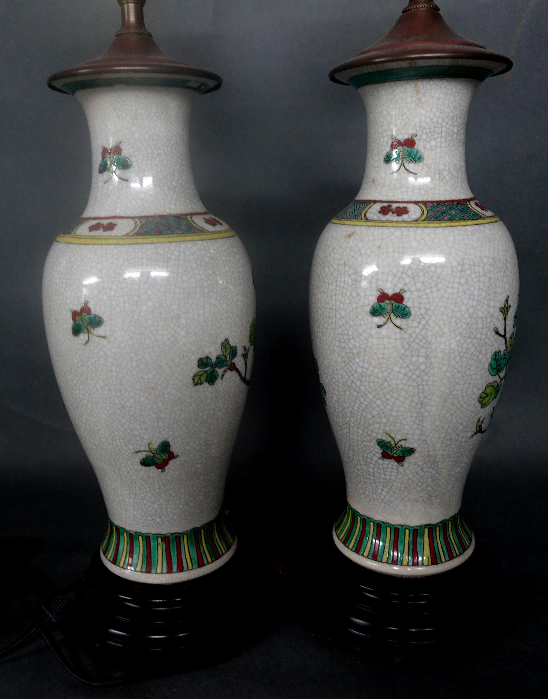 Paar chinesische Famille-Verte-Vasen als Lampen montiert (Messing) im Angebot