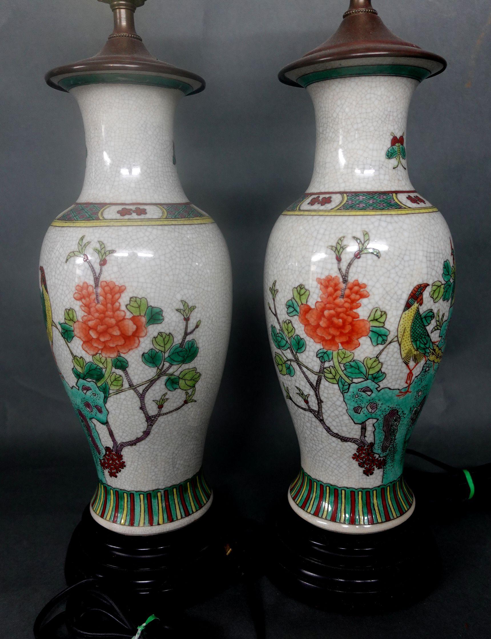 Paar chinesische Famille-Verte-Vasen als Lampen montiert im Angebot 1