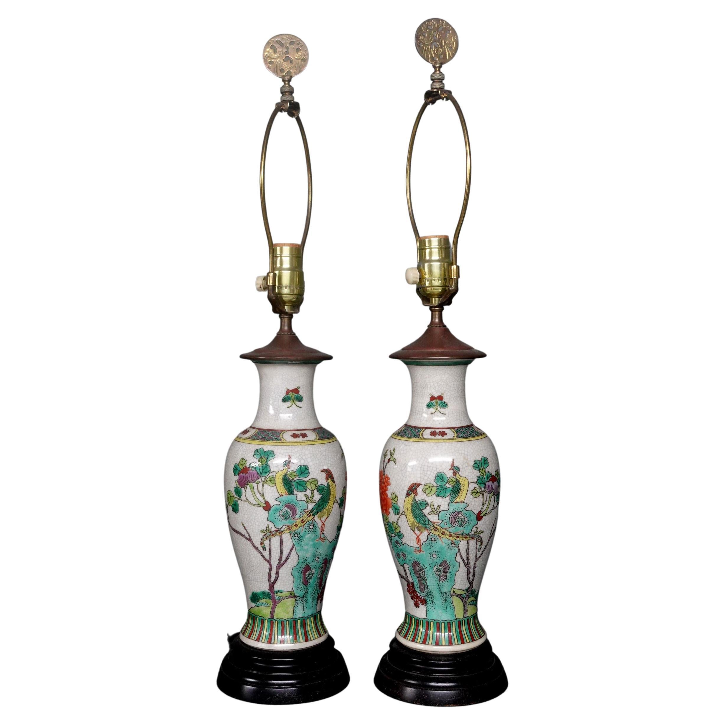 Paar chinesische Famille-Verte-Vasen als Lampen montiert im Angebot