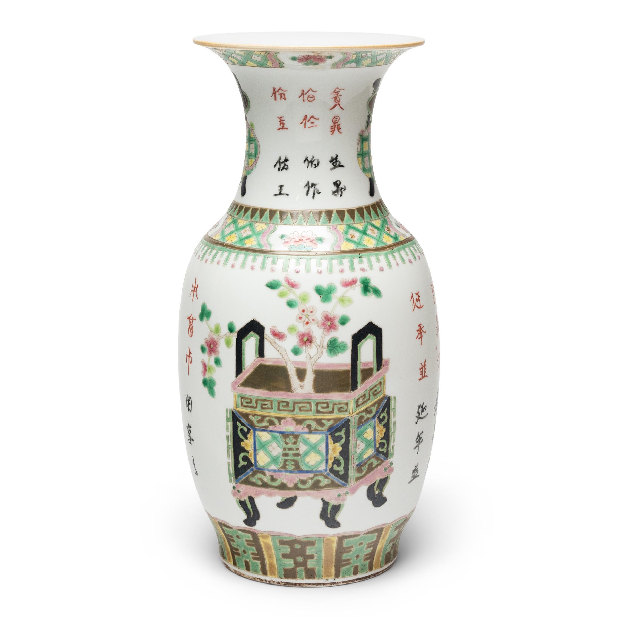 Paire de vases chinois Famille Verte avec encensoirs anciens, vers 1900 Bon état - En vente à Chicago, IL