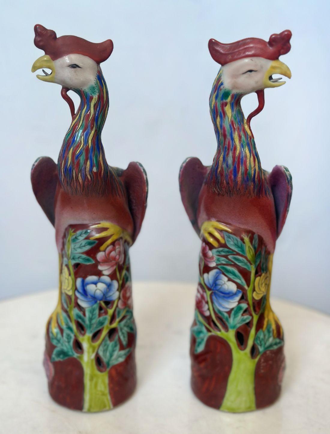 Coppia di antiche sculture in porcellana rosa verte Fenghuang realizzate in Cina tra la fine dell'epoca Qing e la Repubblica. Sono decorati tutt'intorno con bellissimi colori vivaci e dettagli floreali e sono contrassegnati sulla base.
Il Fenghuang
