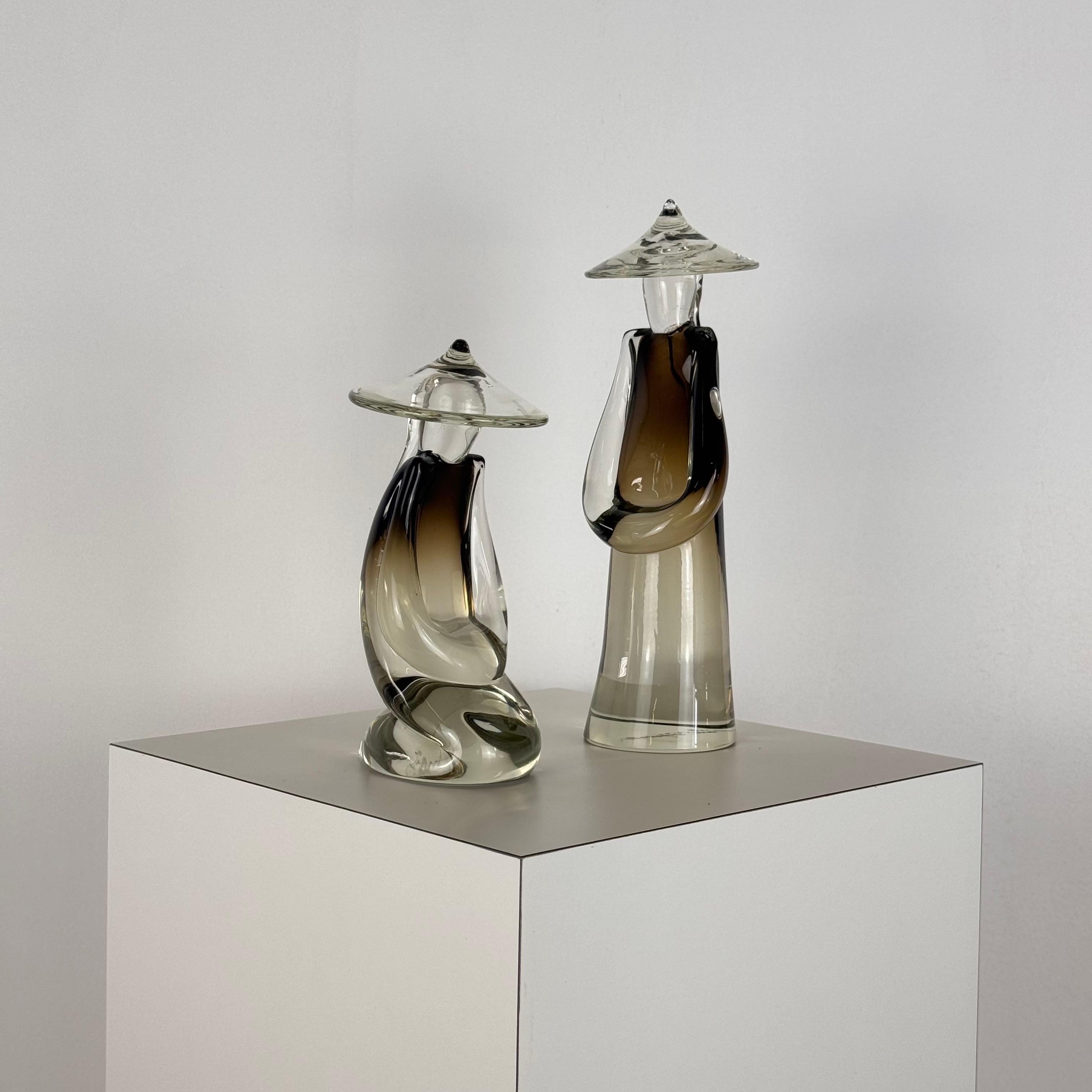 Dieses elegante Paar chinesischer Figuren, das der bekannte Glaskünstler Pino Signoretto in den 1970er Jahren auf Murano schuf, ist ein Beispiel für die exquisite Artistik und Handwerkskunst, für die die italienische Glasherstellung bekannt