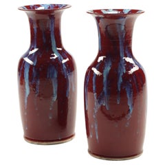 Pareja de jarrones balaustres chinos de porcelana esmaltada flambeada