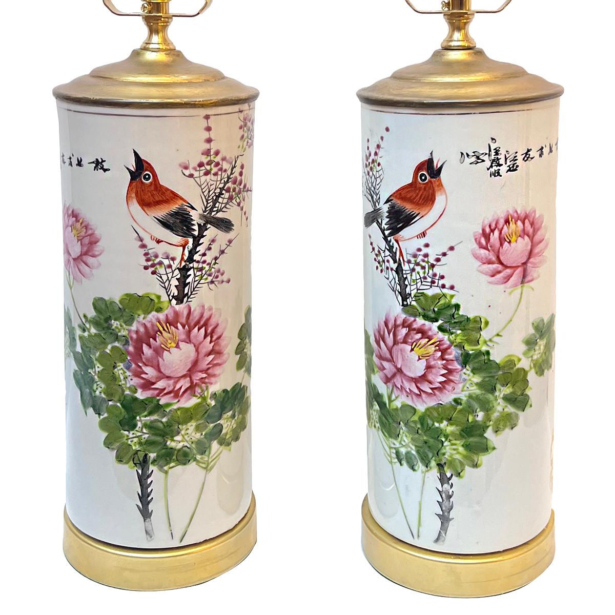 Paire de lampes chinoises des années 1920 avec motifs d'oiseaux et de fleurs.

Mesures :
Hauteur du corps : 13.75
