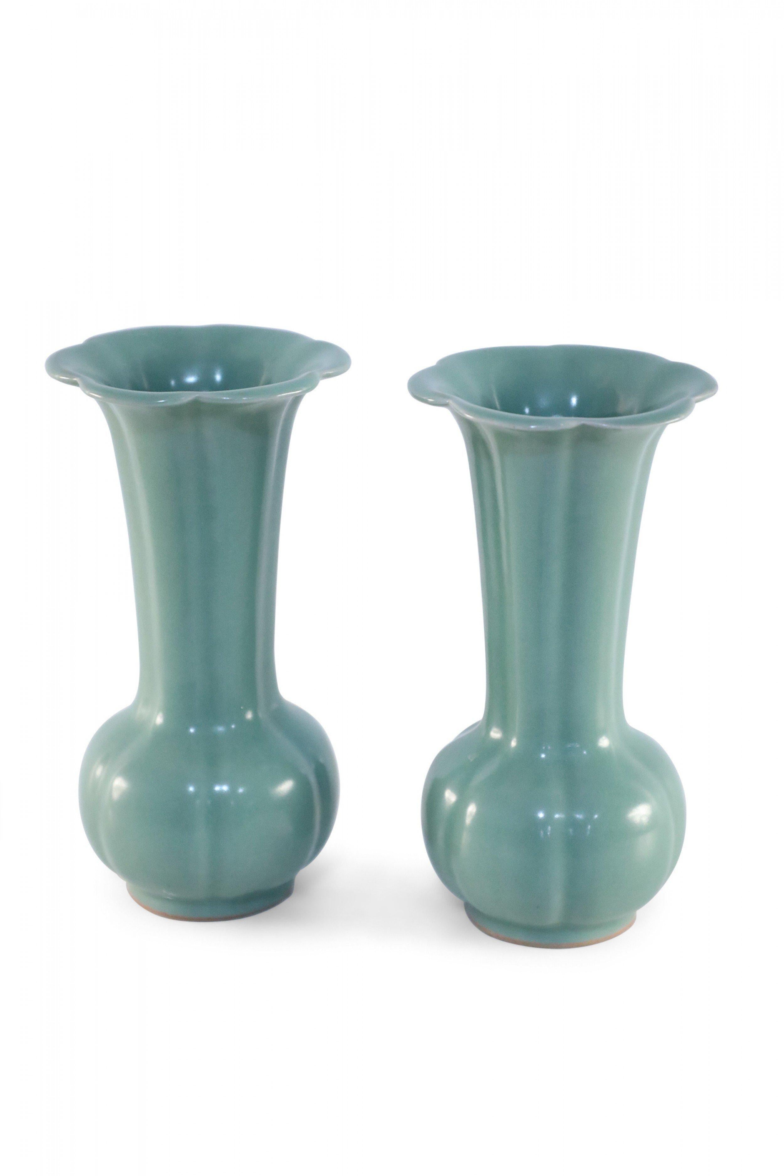 Esportazione cinese Coppia di vasi cinesi scultorei e smerlati in porcellana celadon in vendita
