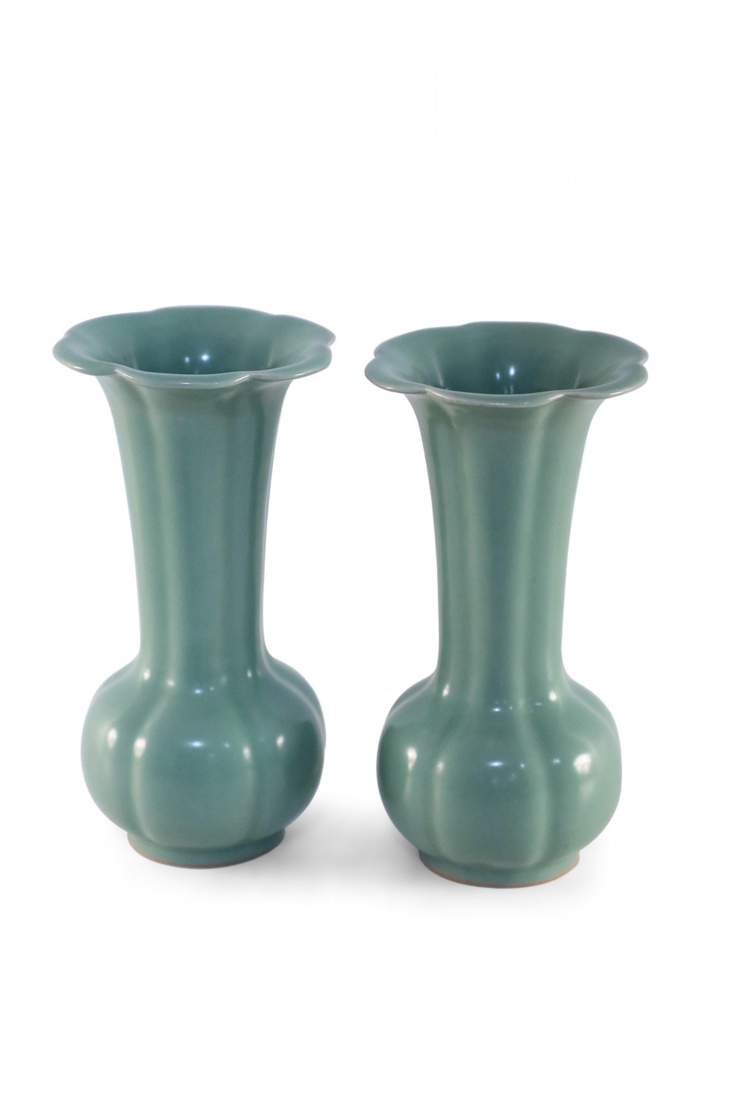 Cinese Coppia di vasi cinesi scultorei e smerlati in porcellana celadon in vendita