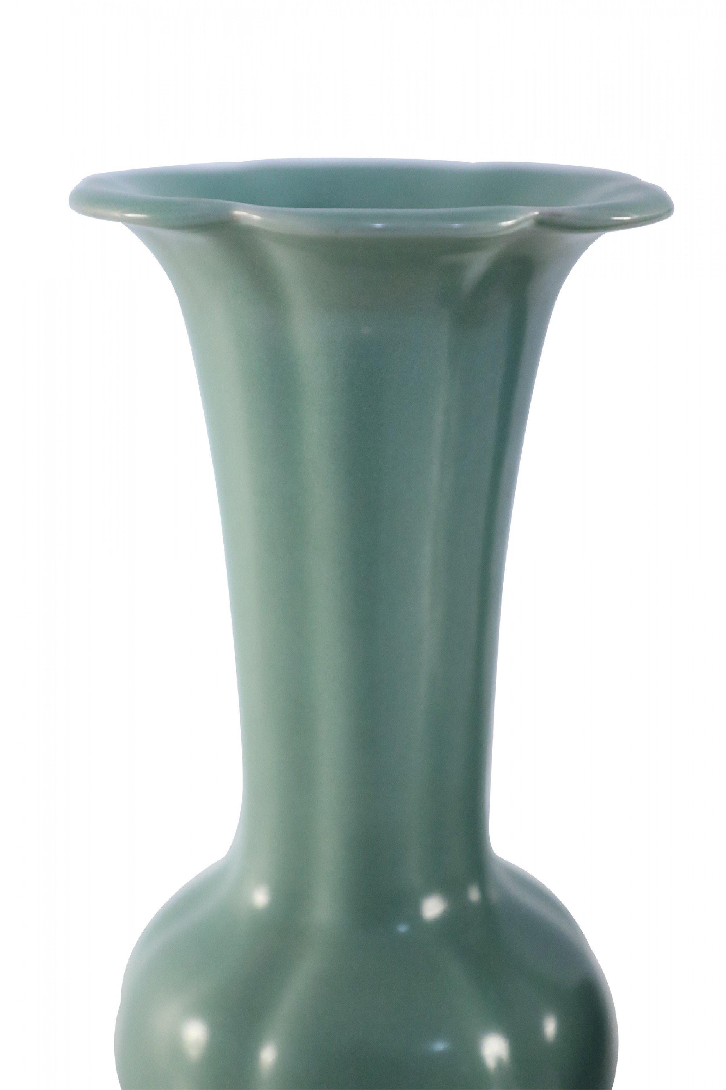 Fatto a mano Coppia di vasi cinesi scultorei e smerlati in porcellana celadon in vendita
