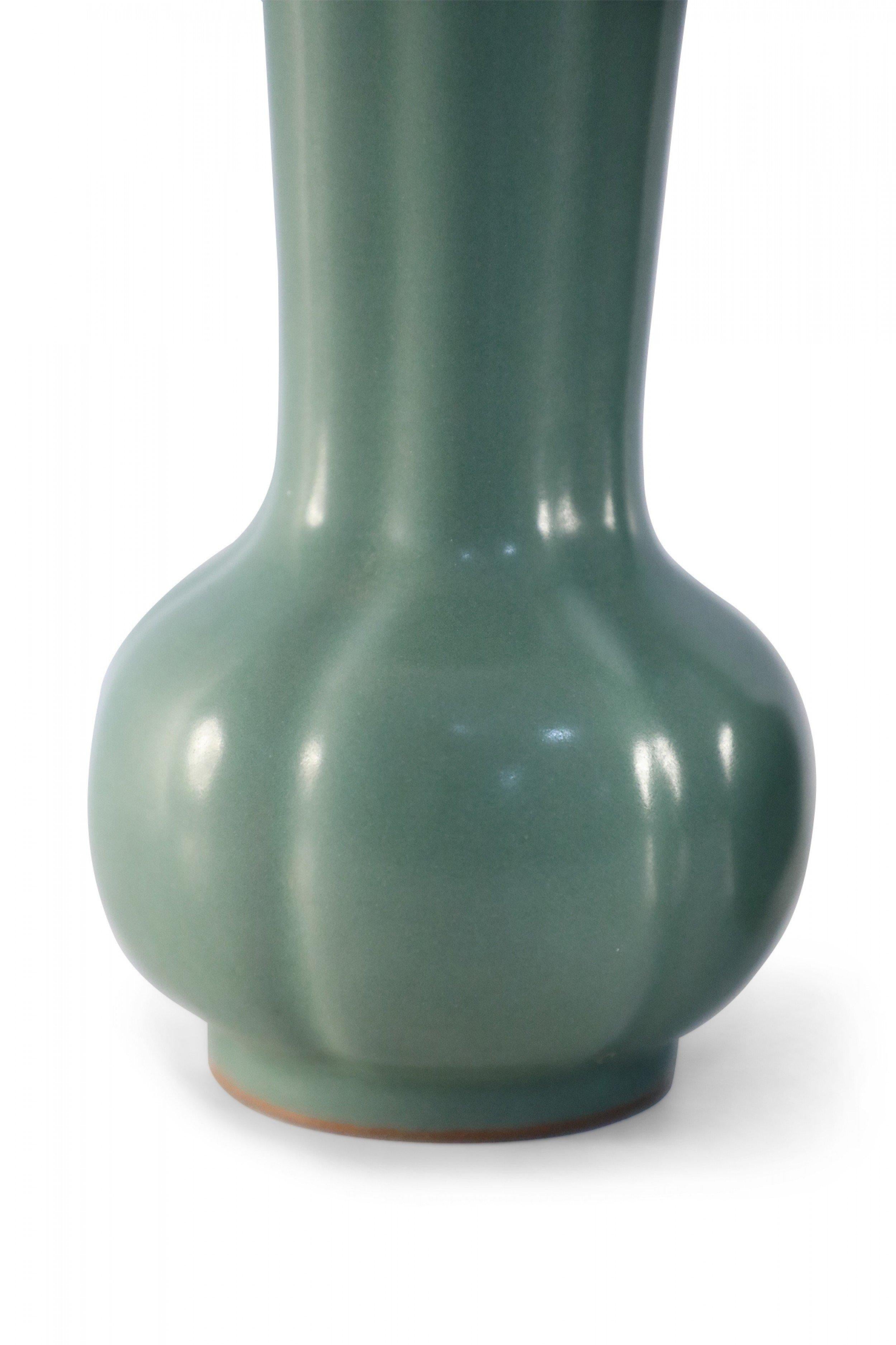 Coppia di vasi cinesi scultorei e smerlati in porcellana celadon In condizioni buone in vendita a Queens, NY