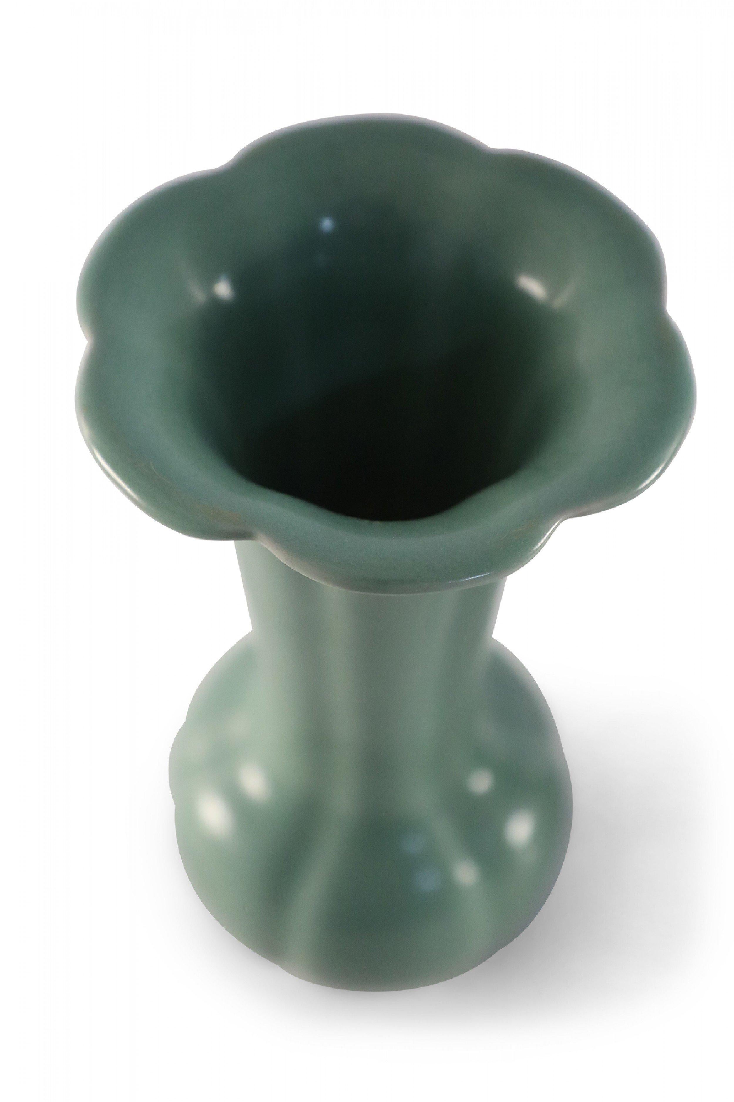 XX secolo Coppia di vasi cinesi scultorei e smerlati in porcellana celadon in vendita