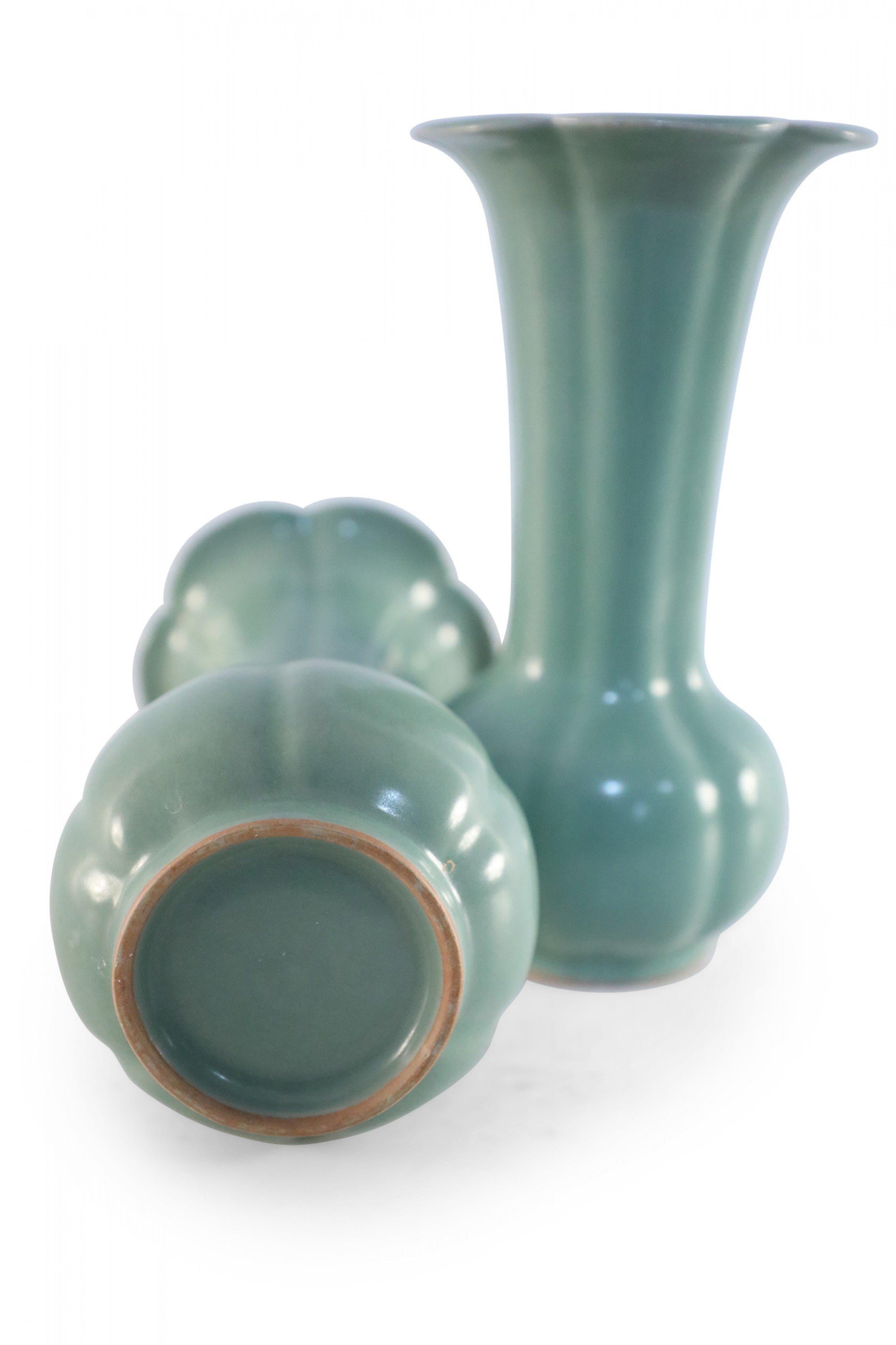 Porcellana Coppia di vasi cinesi scultorei e smerlati in porcellana celadon in vendita
