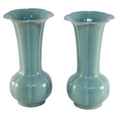 Paire de vases chinois en porcelaine céladon cannelés et festonnés