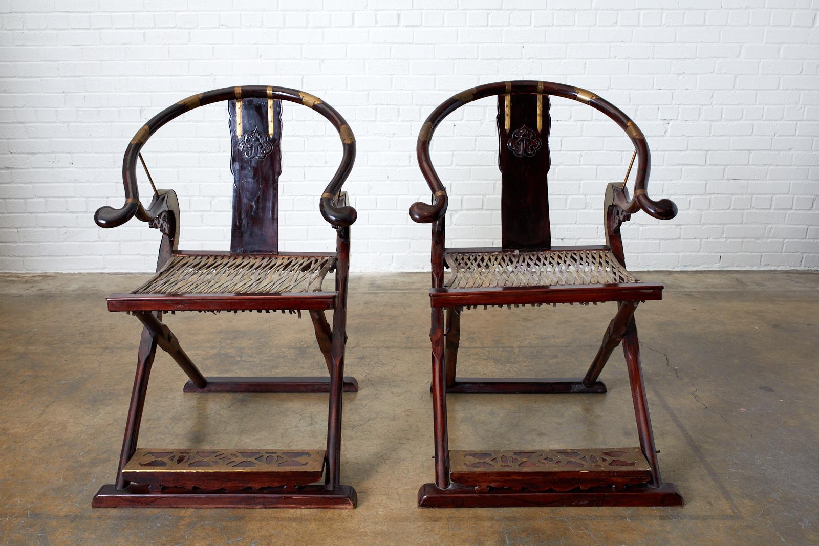 Magnifique paire de fauteuils chinois en fer à cheval de style Ming 