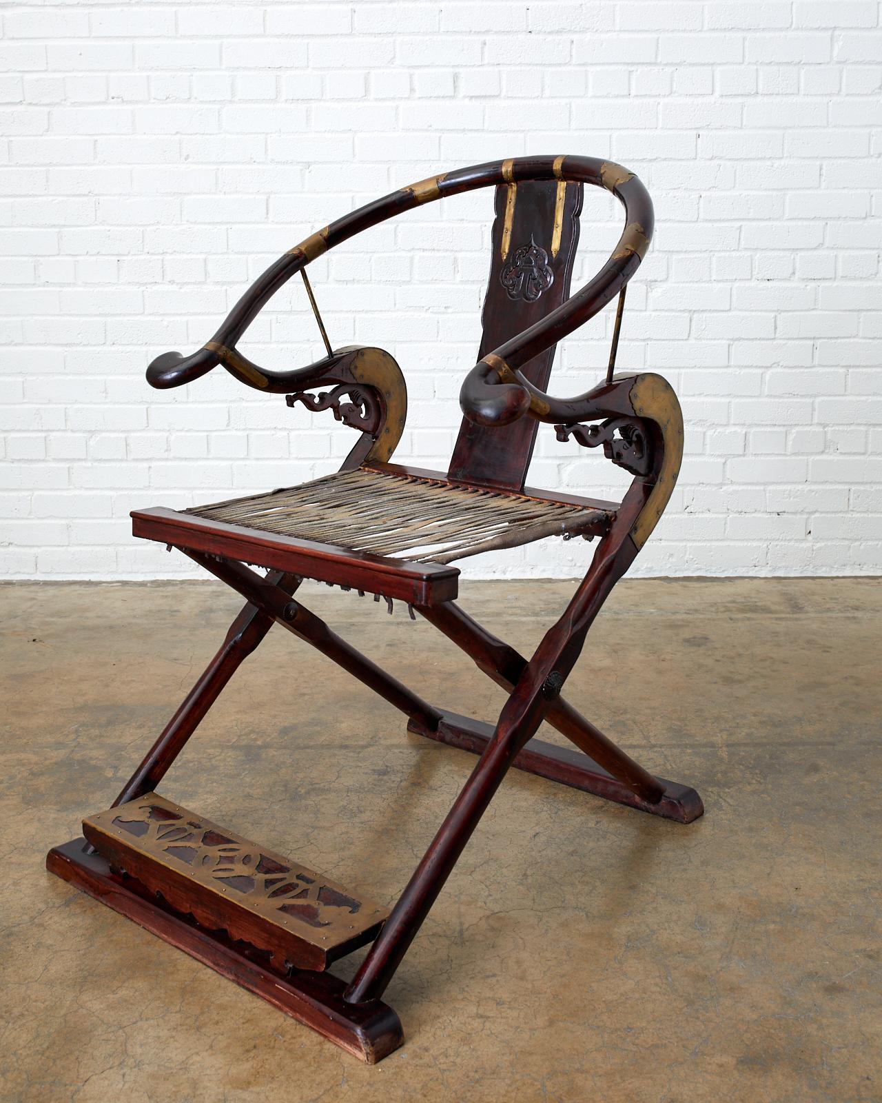 XIXe siècle Paire de fauteuils chinois pliants Jiaoyi en fer à cheval