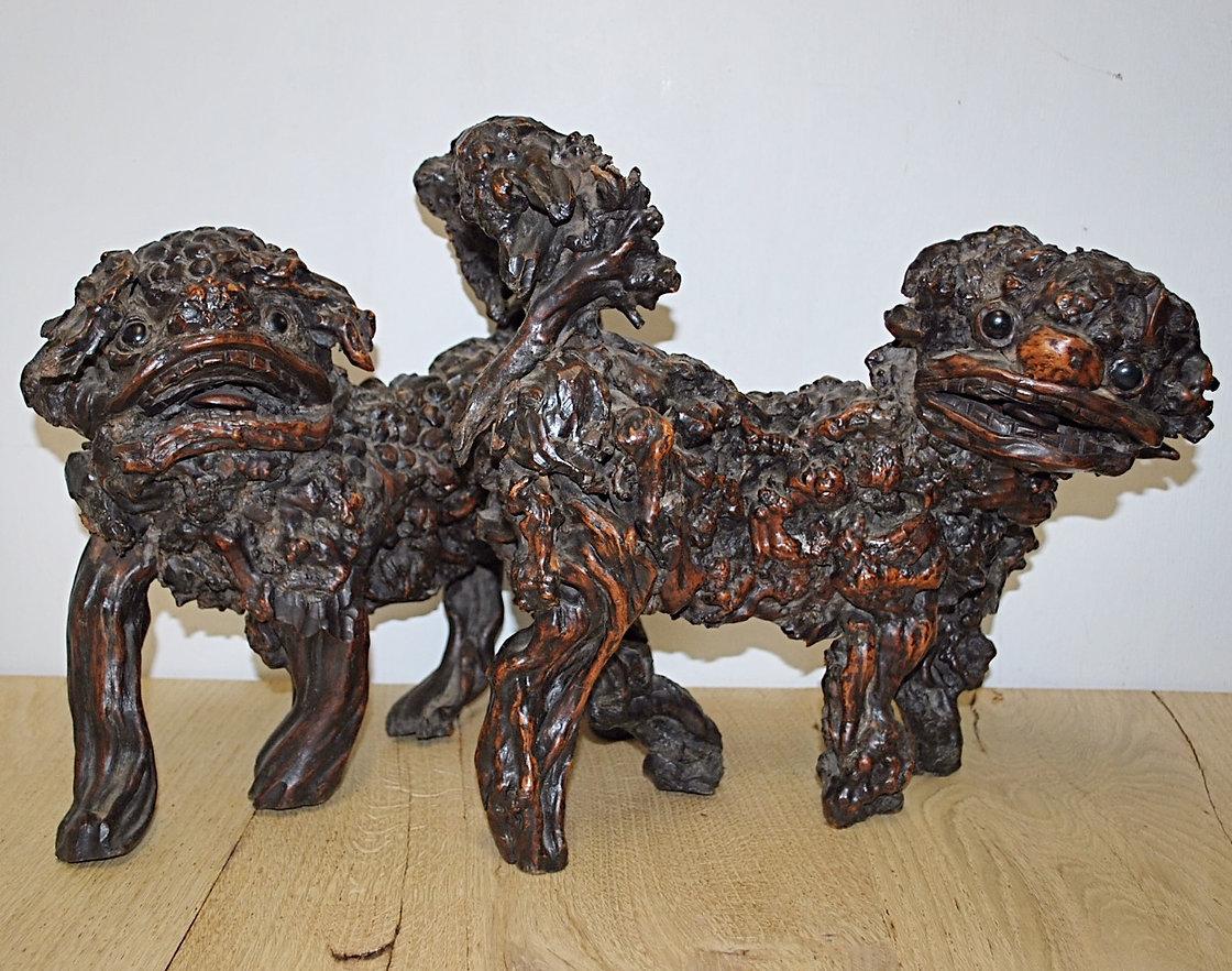 Nous avons le plaisir de présenter une paire extraordinaire et exceptionnellement rare de chiens de chasse chinois du XVIIIe siècle. Ces remarquables sculptures sont méticuleusement fabriquées à partir de sections de bois de racines, magistralement