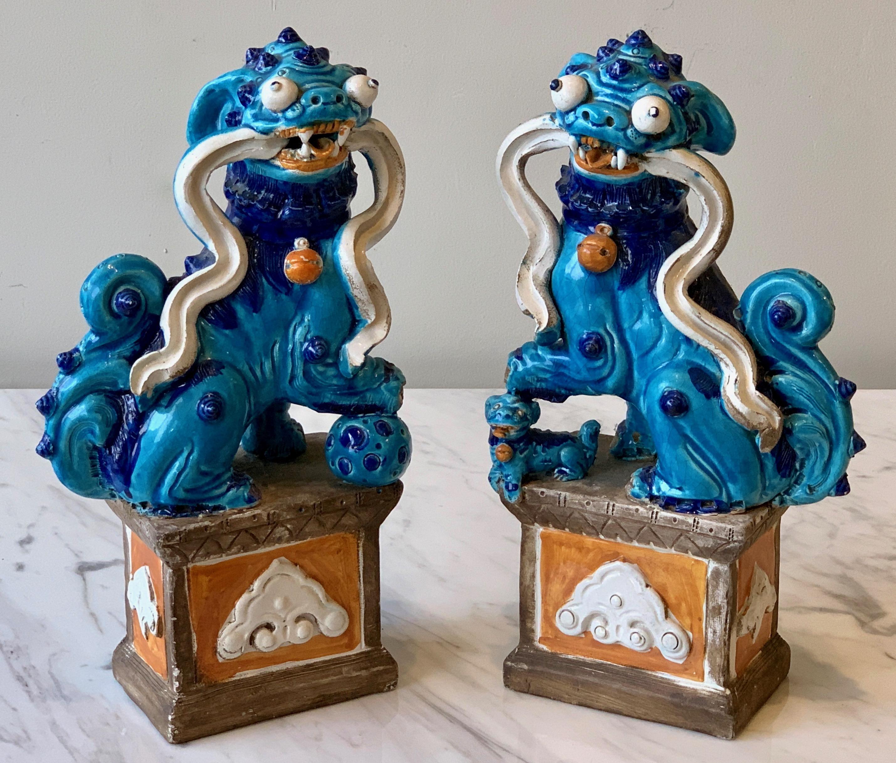 Paire de chiens fantaisistes en céramique émaillée chinoise du milieu du 20e siècle.