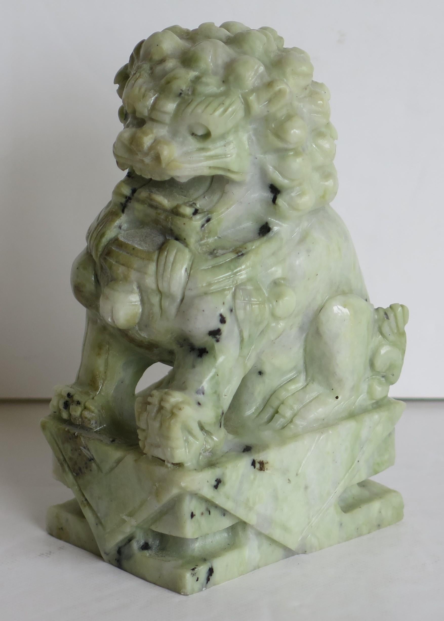 Paire de chiens Foo chinois sculptés à la main en pierre dure, bonne couleur et détails, vers 1940 en vente 2