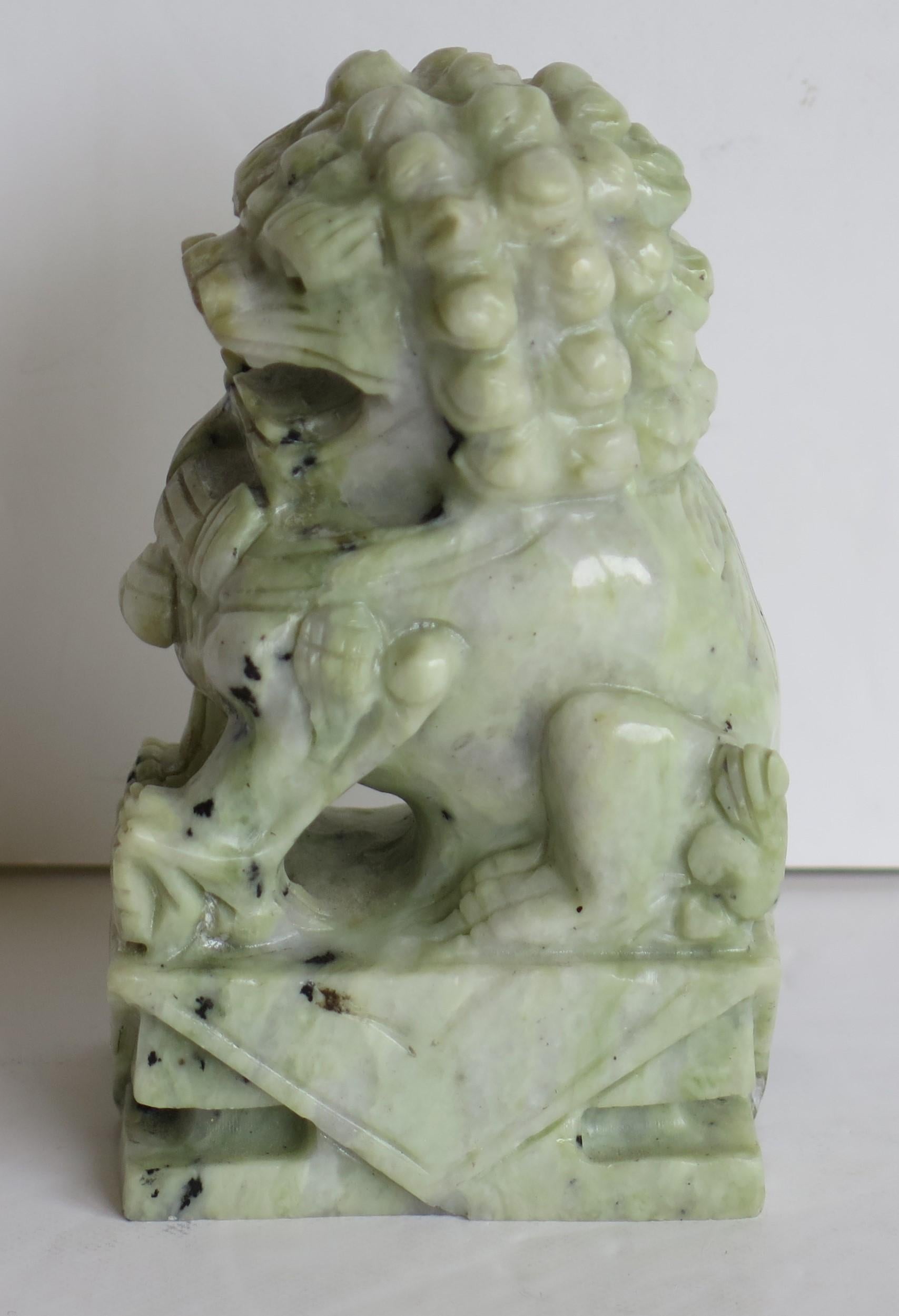 Paire de chiens Foo chinois sculptés à la main en pierre dure, bonne couleur et détails, vers 1940 en vente 3