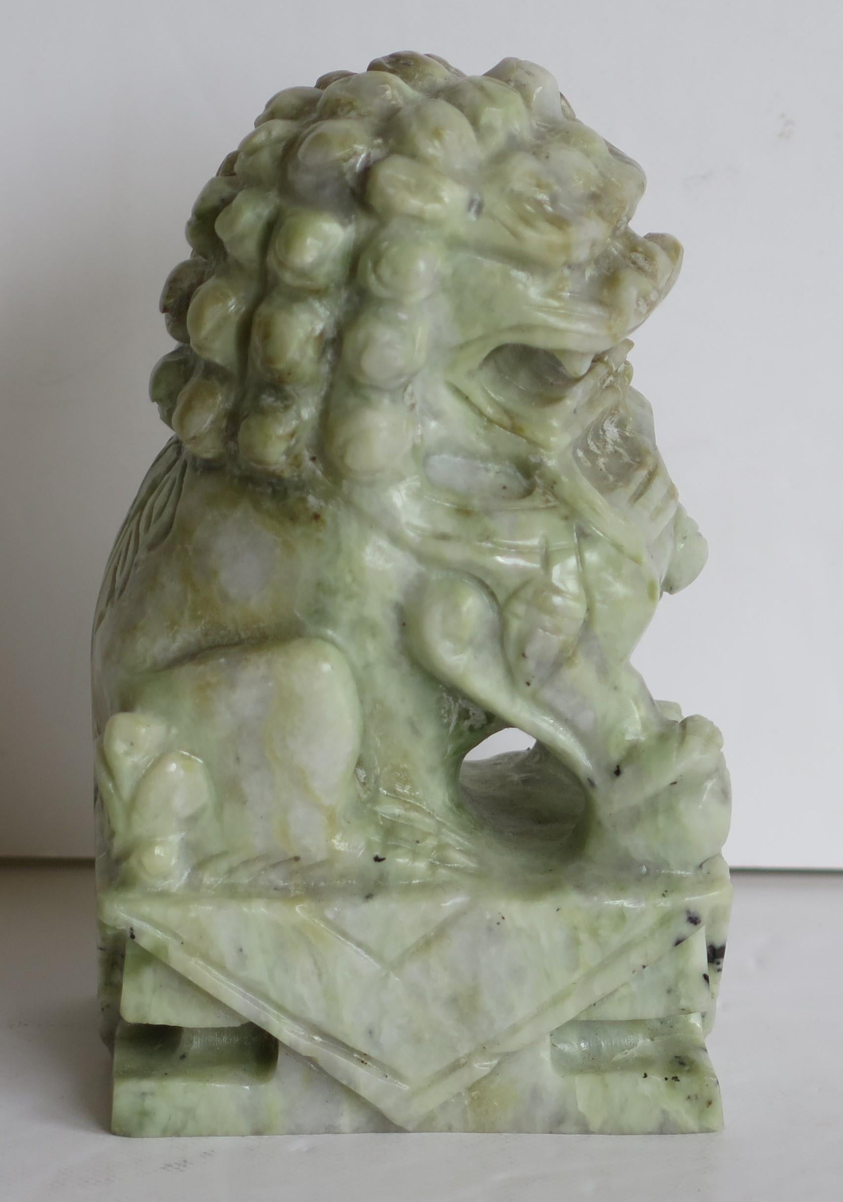 Paire de chiens Foo chinois sculptés à la main en pierre dure, bonne couleur et détails, vers 1940 en vente 4