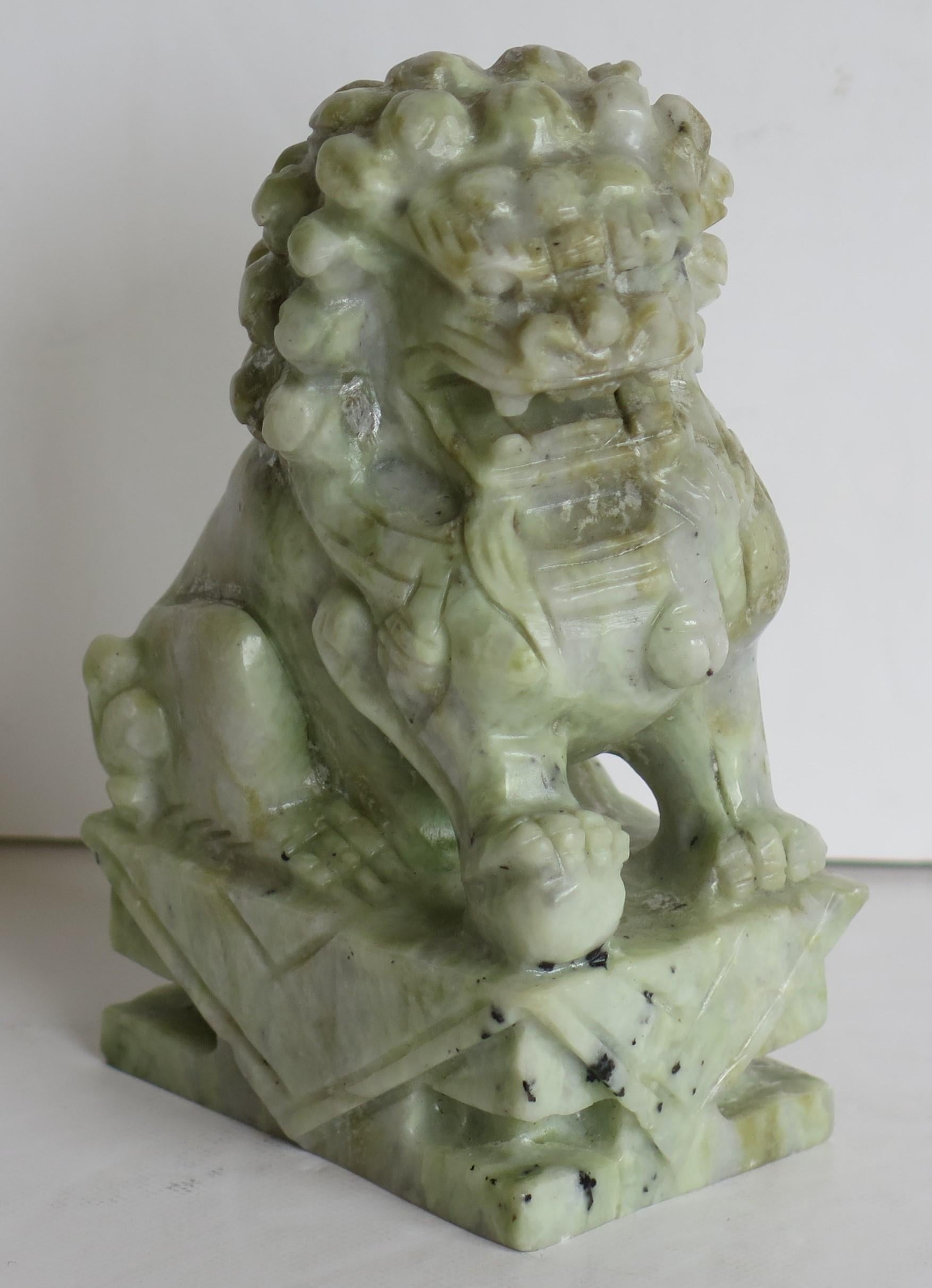 Paire de chiens Foo chinois sculptés à la main en pierre dure, bonne couleur et détails, vers 1940 en vente 5