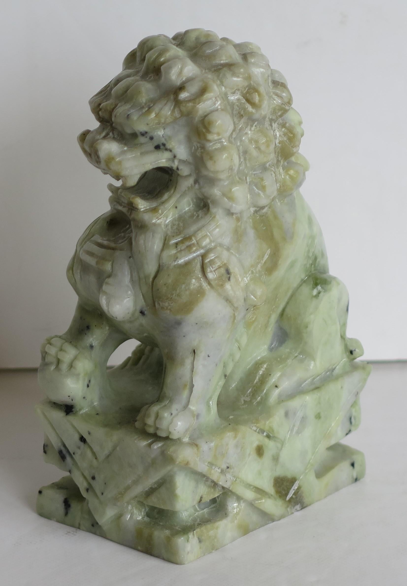 Paire de chiens Foo chinois sculptés à la main en pierre dure, bonne couleur et détails, vers 1940 en vente 6