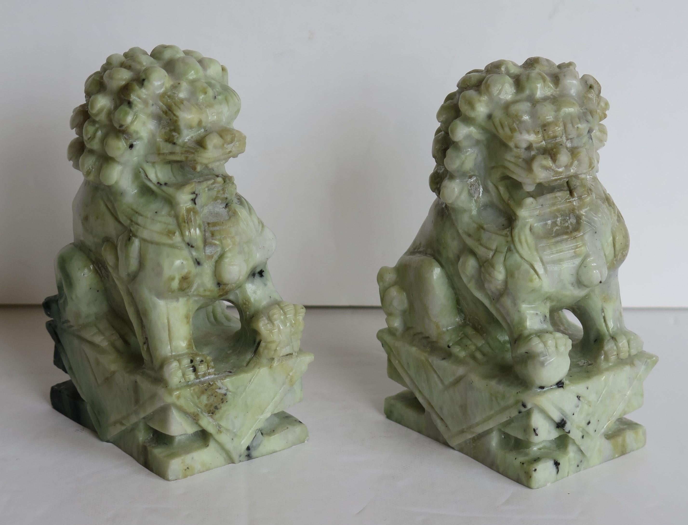 Il s'agit d'une très belle paire d'anciens chiens-lions chinois, parfois appelés lions du temple, en pierre dure, sculptés à la main avec de fins détails et polis, datant du milieu du 20e siècle, vers 1940 ou peut-être plus tôt.

Les deux pièces