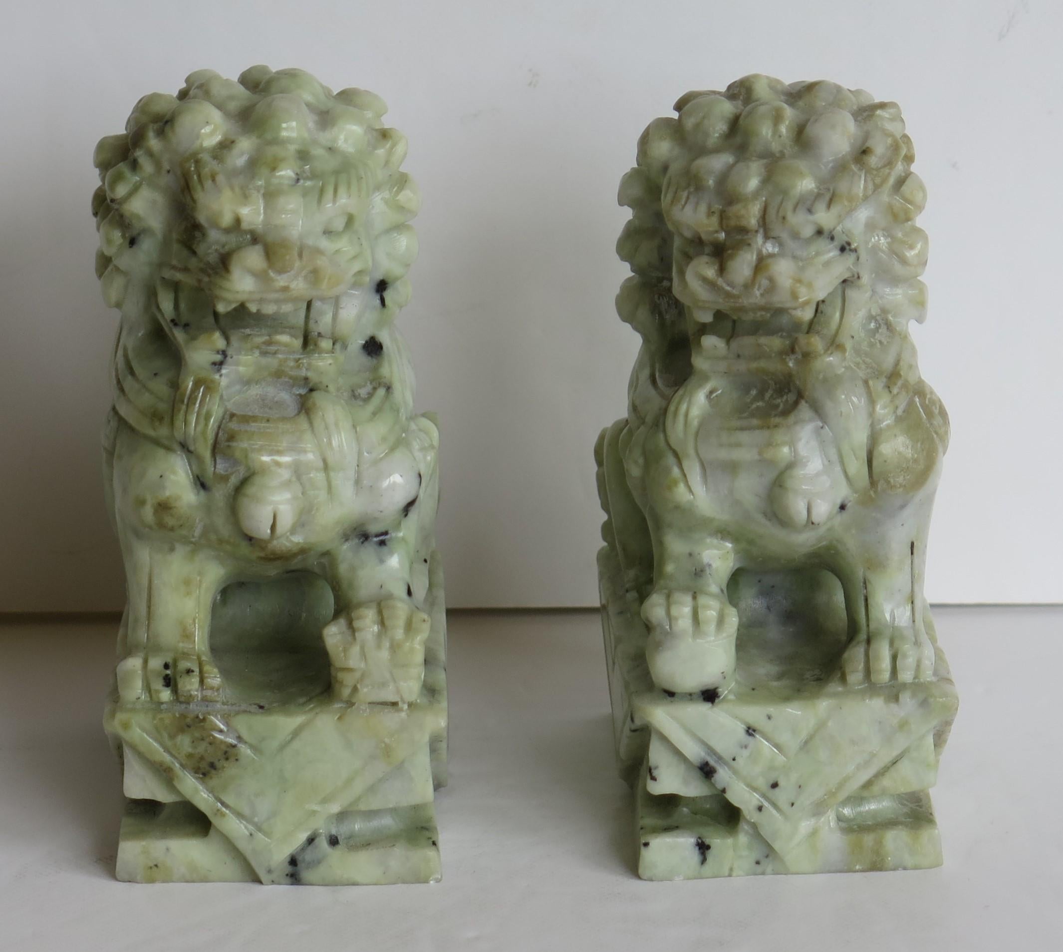 Qing Paire de chiens Foo chinois sculptés à la main en pierre dure, bonne couleur et détails, vers 1940 en vente