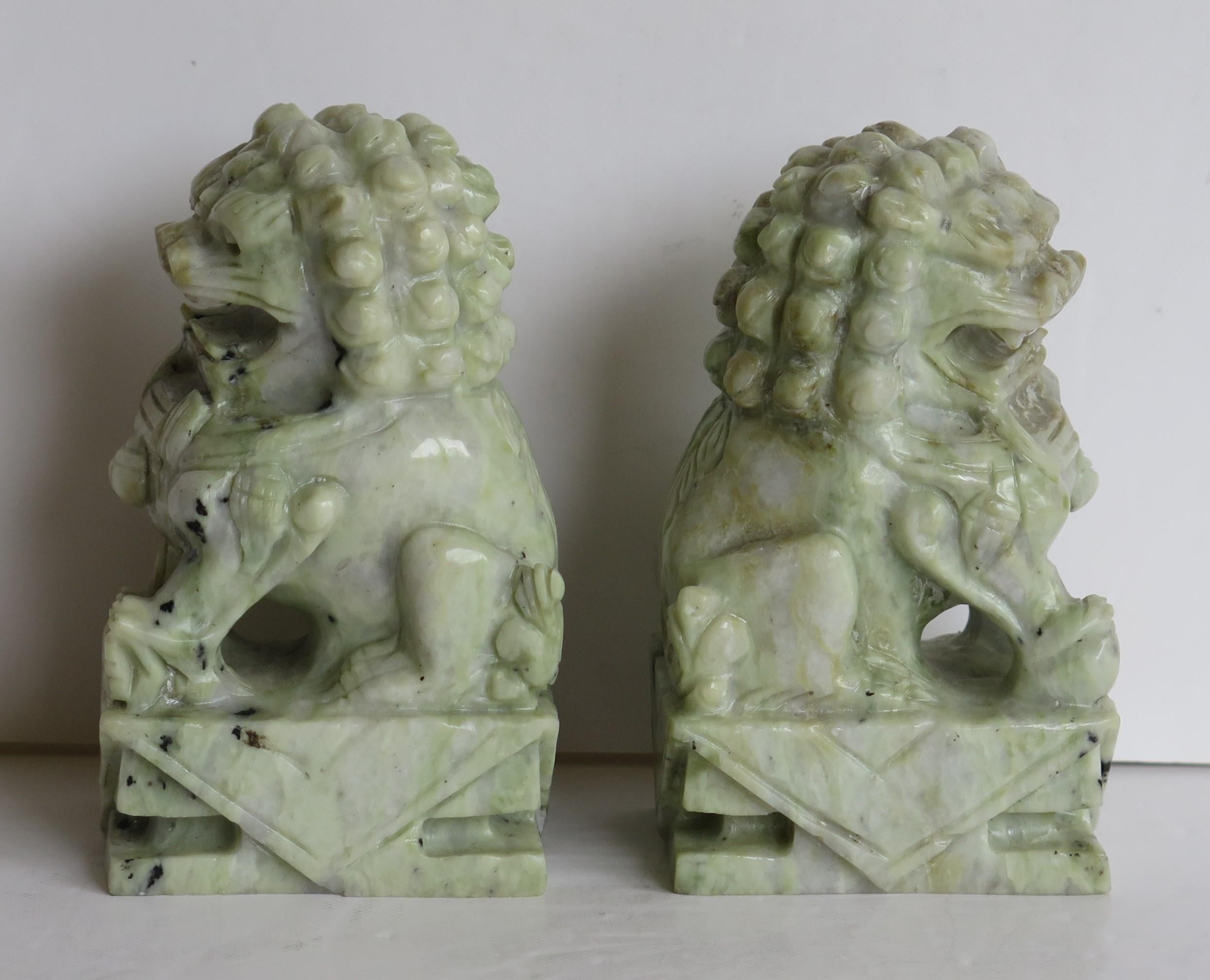 Chinois Paire de chiens Foo chinois sculptés à la main en pierre dure, bonne couleur et détails, vers 1940 en vente