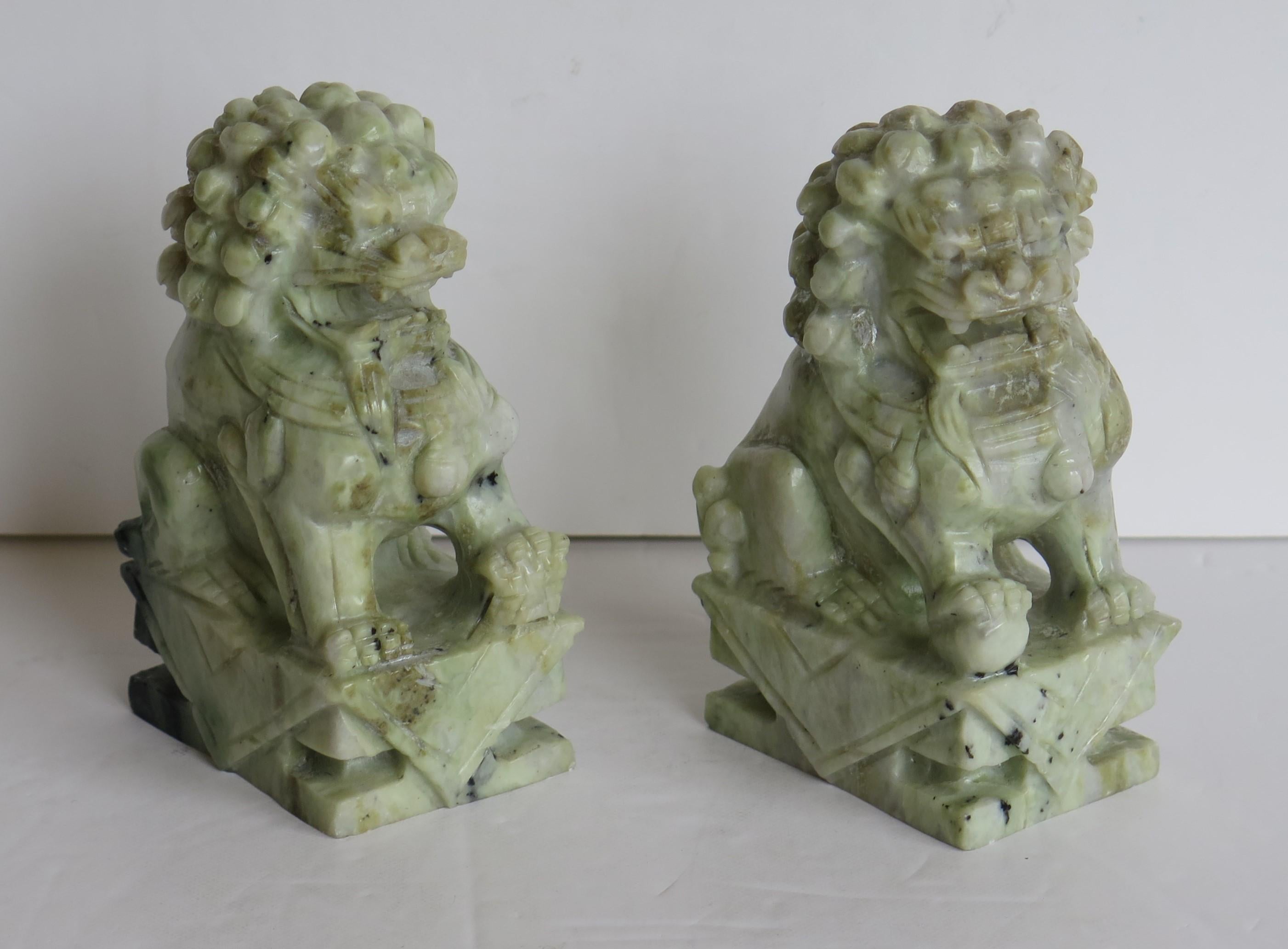 Sculpté à la main Paire de chiens Foo chinois sculptés à la main en pierre dure, bonne couleur et détails, vers 1940 en vente